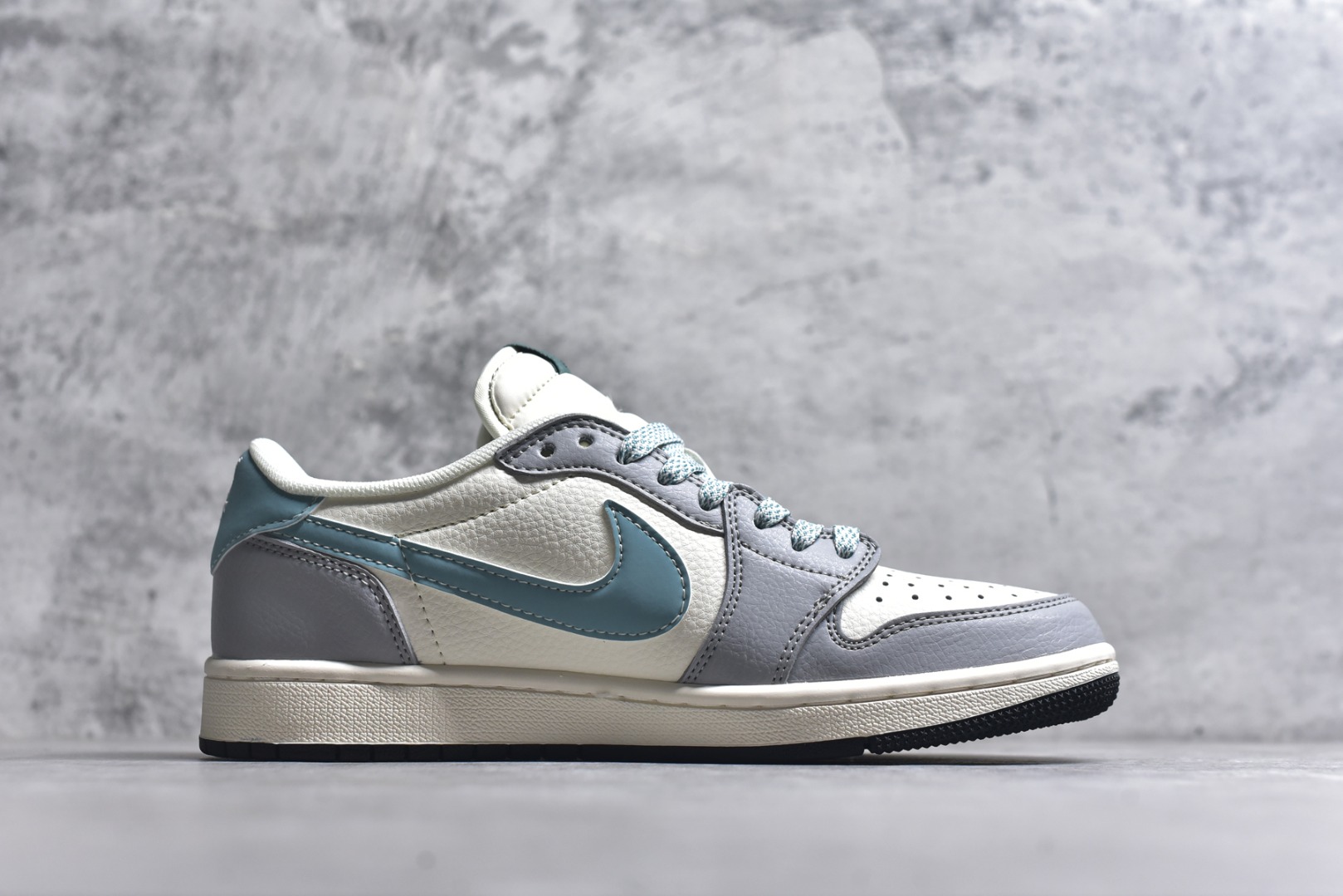 图片[3]-#2025蛇年海外爆款限量发售！公司级 时尚元素x Jordan Air Jordan Low 倒勾 “白灰蓝勾巴宝莉，合作融合了Travis Scott 独特的潮流风格，个性的设计风格以及Jordan品牌的经典元素 使其成为一双具有独特身份和价值的鞋子 清新而立体的外观加上联名标识更突出了其独特身份 独有配色方案显示出活力和时尚感 在视觉冲击的同时 鞋身的质感和细腻的细节处理使其显得高端而格调十足 这款“倒钩”联名是设计与创意完美结合 融合多方的个性风格是一款备受瞩目的潮流鞋款 定制鞋盒 大厂纯原品质 货号：XF8698-072 尺码：36 36.5 37.5 38 38.5 39 40 40.5 41 42 42.5 43 44 44.5 45-选品中心