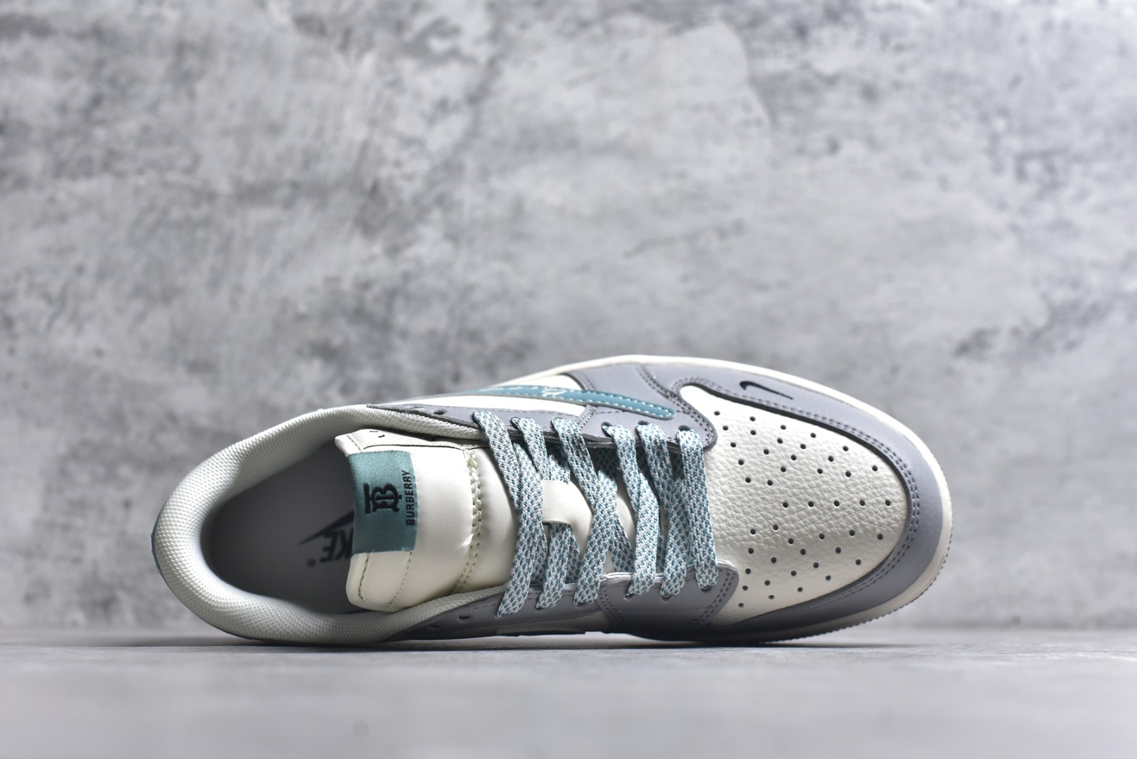 图片[4]-#2025蛇年海外爆款限量发售！公司级 时尚元素x Jordan Air Jordan Low 倒勾 “白灰蓝勾巴宝莉，合作融合了Travis Scott 独特的潮流风格，个性的设计风格以及Jordan品牌的经典元素 使其成为一双具有独特身份和价值的鞋子 清新而立体的外观加上联名标识更突出了其独特身份 独有配色方案显示出活力和时尚感 在视觉冲击的同时 鞋身的质感和细腻的细节处理使其显得高端而格调十足 这款“倒钩”联名是设计与创意完美结合 融合多方的个性风格是一款备受瞩目的潮流鞋款 定制鞋盒 大厂纯原品质 货号：XF8698-072 尺码：36 36.5 37.5 38 38.5 39 40 40.5 41 42 42.5 43 44 44.5 45-选品中心