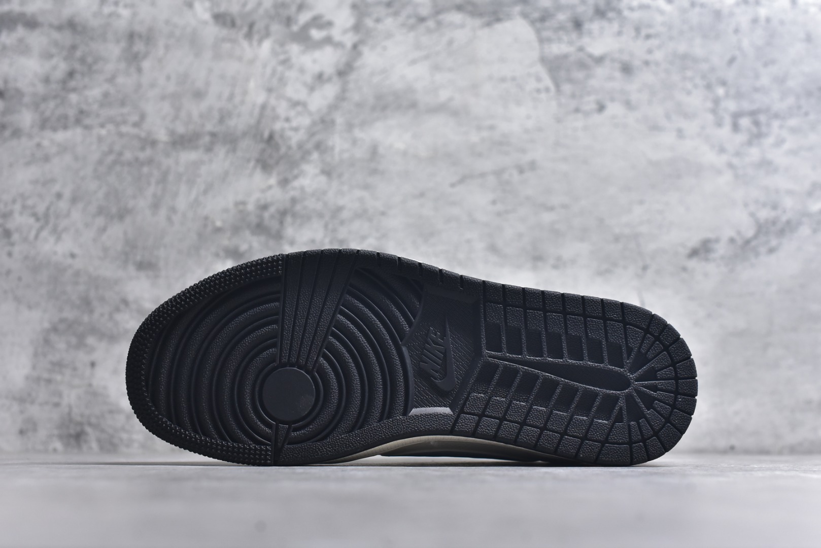 图片[6]-#2025蛇年海外爆款限量发售！公司级 时尚元素x Jordan Air Jordan Low 倒勾 “白灰蓝勾巴宝莉，合作融合了Travis Scott 独特的潮流风格，个性的设计风格以及Jordan品牌的经典元素 使其成为一双具有独特身份和价值的鞋子 清新而立体的外观加上联名标识更突出了其独特身份 独有配色方案显示出活力和时尚感 在视觉冲击的同时 鞋身的质感和细腻的细节处理使其显得高端而格调十足 这款“倒钩”联名是设计与创意完美结合 融合多方的个性风格是一款备受瞩目的潮流鞋款 定制鞋盒 大厂纯原品质 货号：XF8698-072 尺码：36 36.5 37.5 38 38.5 39 40 40.5 41 42 42.5 43 44 44.5 45-选品中心