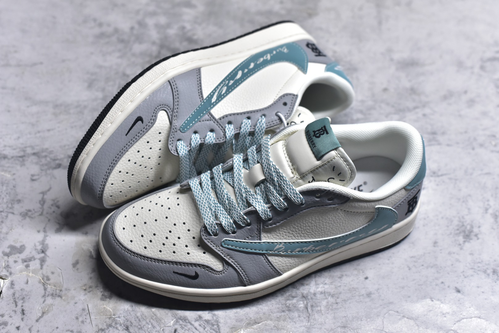 图片[7]-#2025蛇年海外爆款限量发售！公司级 时尚元素x Jordan Air Jordan Low 倒勾 “白灰蓝勾巴宝莉，合作融合了Travis Scott 独特的潮流风格，个性的设计风格以及Jordan品牌的经典元素 使其成为一双具有独特身份和价值的鞋子 清新而立体的外观加上联名标识更突出了其独特身份 独有配色方案显示出活力和时尚感 在视觉冲击的同时 鞋身的质感和细腻的细节处理使其显得高端而格调十足 这款“倒钩”联名是设计与创意完美结合 融合多方的个性风格是一款备受瞩目的潮流鞋款 定制鞋盒 大厂纯原品质 货号：XF8698-072 尺码：36 36.5 37.5 38 38.5 39 40 40.5 41 42 42.5 43 44 44.5 45-选品中心