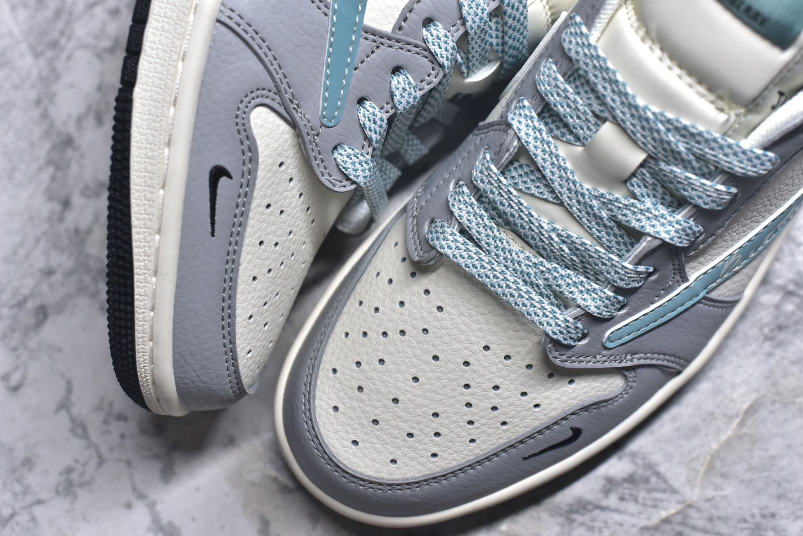 图片[8]-#2025蛇年海外爆款限量发售！公司级 时尚元素x Jordan Air Jordan Low 倒勾 “白灰蓝勾巴宝莉，合作融合了Travis Scott 独特的潮流风格，个性的设计风格以及Jordan品牌的经典元素 使其成为一双具有独特身份和价值的鞋子 清新而立体的外观加上联名标识更突出了其独特身份 独有配色方案显示出活力和时尚感 在视觉冲击的同时 鞋身的质感和细腻的细节处理使其显得高端而格调十足 这款“倒钩”联名是设计与创意完美结合 融合多方的个性风格是一款备受瞩目的潮流鞋款 定制鞋盒 大厂纯原品质 货号：XF8698-072 尺码：36 36.5 37.5 38 38.5 39 40 40.5 41 42 42.5 43 44 44.5 45-选品中心
