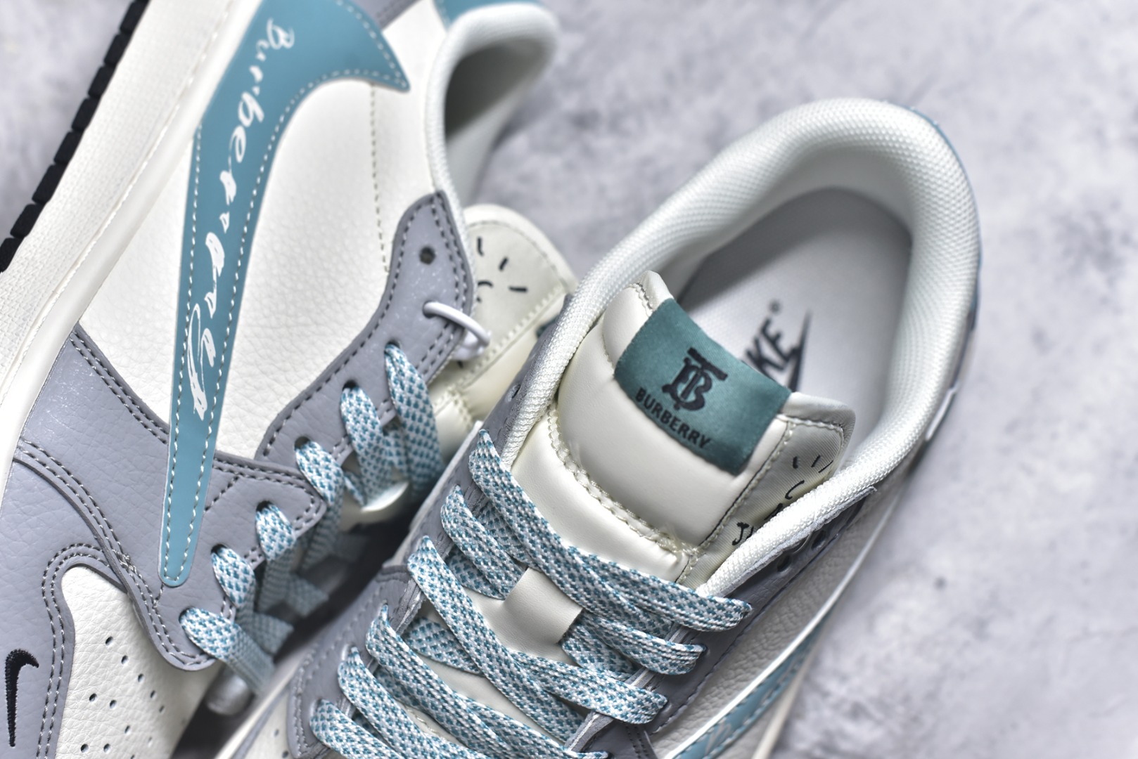 图片[9]-#2025蛇年海外爆款限量发售！公司级 时尚元素x Jordan Air Jordan Low 倒勾 “白灰蓝勾巴宝莉，合作融合了Travis Scott 独特的潮流风格，个性的设计风格以及Jordan品牌的经典元素 使其成为一双具有独特身份和价值的鞋子 清新而立体的外观加上联名标识更突出了其独特身份 独有配色方案显示出活力和时尚感 在视觉冲击的同时 鞋身的质感和细腻的细节处理使其显得高端而格调十足 这款“倒钩”联名是设计与创意完美结合 融合多方的个性风格是一款备受瞩目的潮流鞋款 定制鞋盒 大厂纯原品质 货号：XF8698-072 尺码：36 36.5 37.5 38 38.5 39 40 40.5 41 42 42.5 43 44 44.5 45-选品中心