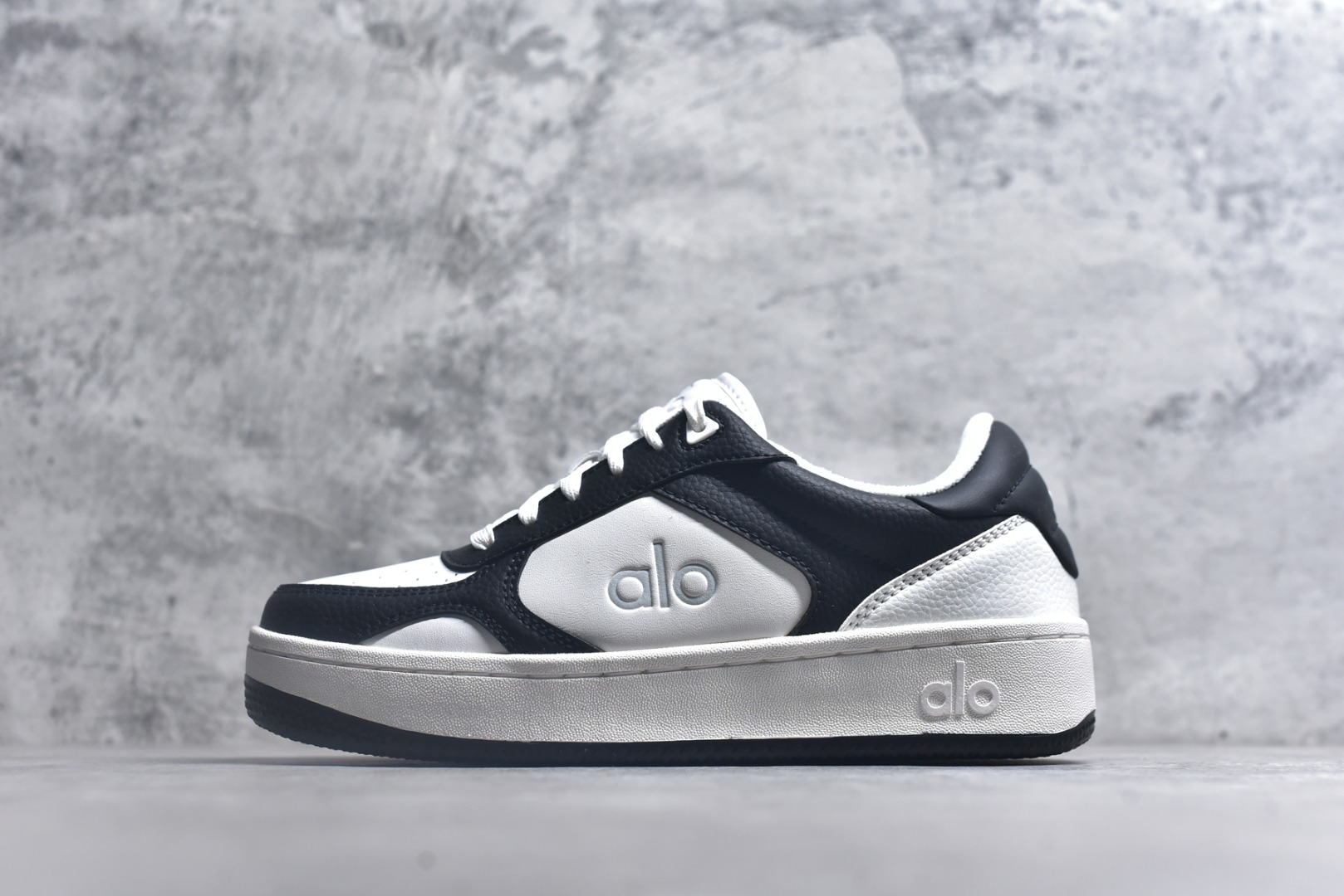 #Alo yoga Alo Recovery Mode 舒适百搭防滑耐磨低帮板鞋 易梦玲 Jisoo智秀等多位明星同款上脚主打各大平台外贸主推大厂采购原材料多处细节一步到位生产细节 一款随意搭配的都好看的鞋子alo采用增高4cm 春夏秋冬四季款舒适简约板鞋 TPU防滑耐磨鞋底 尺码：36 36.5 37 37.5 38 38.5 39 40 41 41.5 42 42.5 43 44 45-选品中心