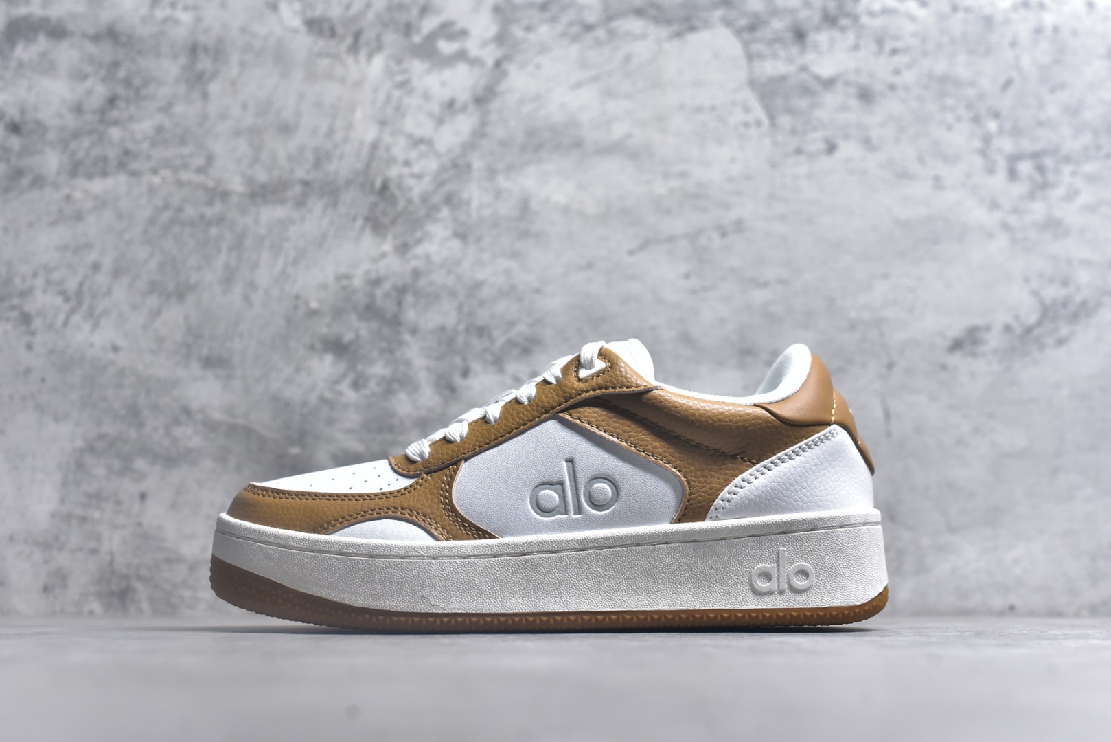 #Alo yoga Alo Recovery Mode 舒适百搭防滑耐磨低帮板鞋 易梦玲 Jisoo智秀等多位明星同款上脚主打各大平台外贸主推大厂采购原材料多处细节一步到位生产细节 一款随意搭配的都好看的鞋子alo采用增高4cm 春夏秋冬四季款舒适简约板鞋 TPU防滑耐磨鞋底 尺码：36 36.5 37 37.5 38 38.5 39 40 41 41.5 42 42.5 43 44 45-选品中心