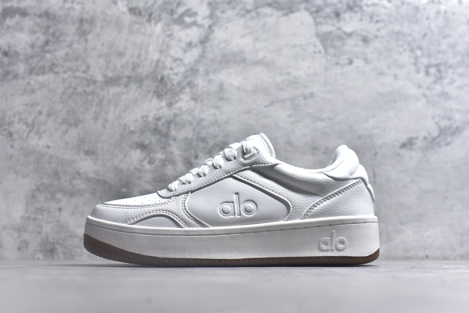 #Alo yoga Alo Recovery Mode 舒适百搭防滑耐磨低帮板鞋 易梦玲 Jisoo智秀等多位明星同款上脚主打各大平台外贸主推大厂采购原材料多处细节一步到位生产细节 一款随意搭配的都好看的鞋子alo采用增高4cm 春夏秋冬四季款舒适简约板鞋 TPU防滑耐磨鞋底 尺码：36 36.5 37 37.5 38 38.5 39 40 41 41.5 42 42.5 43 44 45-选品中心