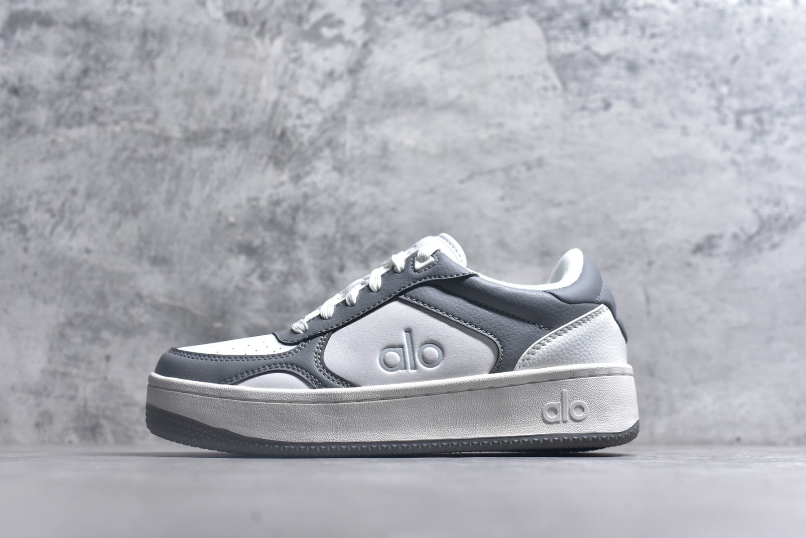 #Alo yoga Alo Recovery Mode 舒适百搭防滑耐磨低帮板鞋 易梦玲 Jisoo智秀等多位明星同款上脚主打各大平台外贸主推大厂采购原材料多处细节一步到位生产细节 一款随意搭配的都好看的鞋子alo采用增高4cm 春夏秋冬四季款舒适简约板鞋 TPU防滑耐磨鞋底 尺码：36 36.5 37 37.5 38 38.5 39 40 41 41.5 42 42.5 43 44 45-选品中心