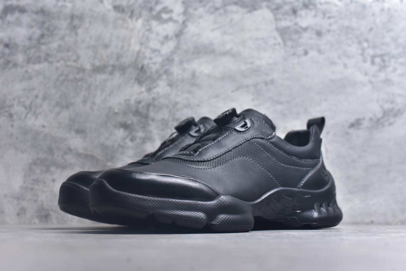 图片[2]-#ECCO爱步跑步鞋百搭舒适 秋冬新款厚底休闲运动鞋男鞋 灵动系列 黄景瑜同款 品质牛皮鞋面，轻盈柔韧 具有良好的透气性 细腻柔软 简约系带设计 可自由调节松紧 贴合脚型 PU泡沫橡胶大底 抓地力强 具有良好的防滑耐磨性 时尚简约 休闲百搭 尺码：38 39 40 41 42 43 44 （皮鞋码）-选品中心