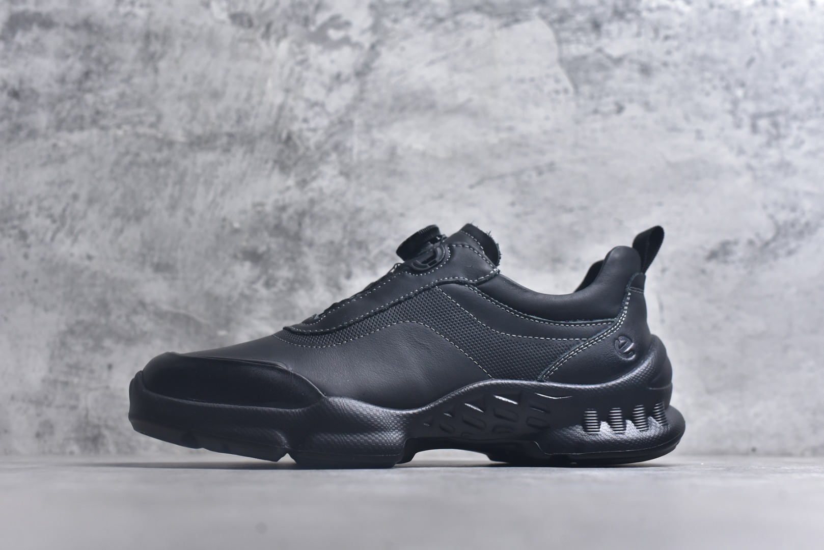 #ECCO爱步跑步鞋百搭舒适 秋冬新款厚底休闲运动鞋男鞋 灵动系列 黄景瑜同款 品质牛皮鞋面，轻盈柔韧 具有良好的透气性 细腻柔软 简约系带设计 可自由调节松紧 贴合脚型 PU泡沫橡胶大底 抓地力强 具有良好的防滑耐磨性 时尚简约 休闲百搭 尺码：38 39 40 41 42 43 44 （皮鞋码）-选品中心