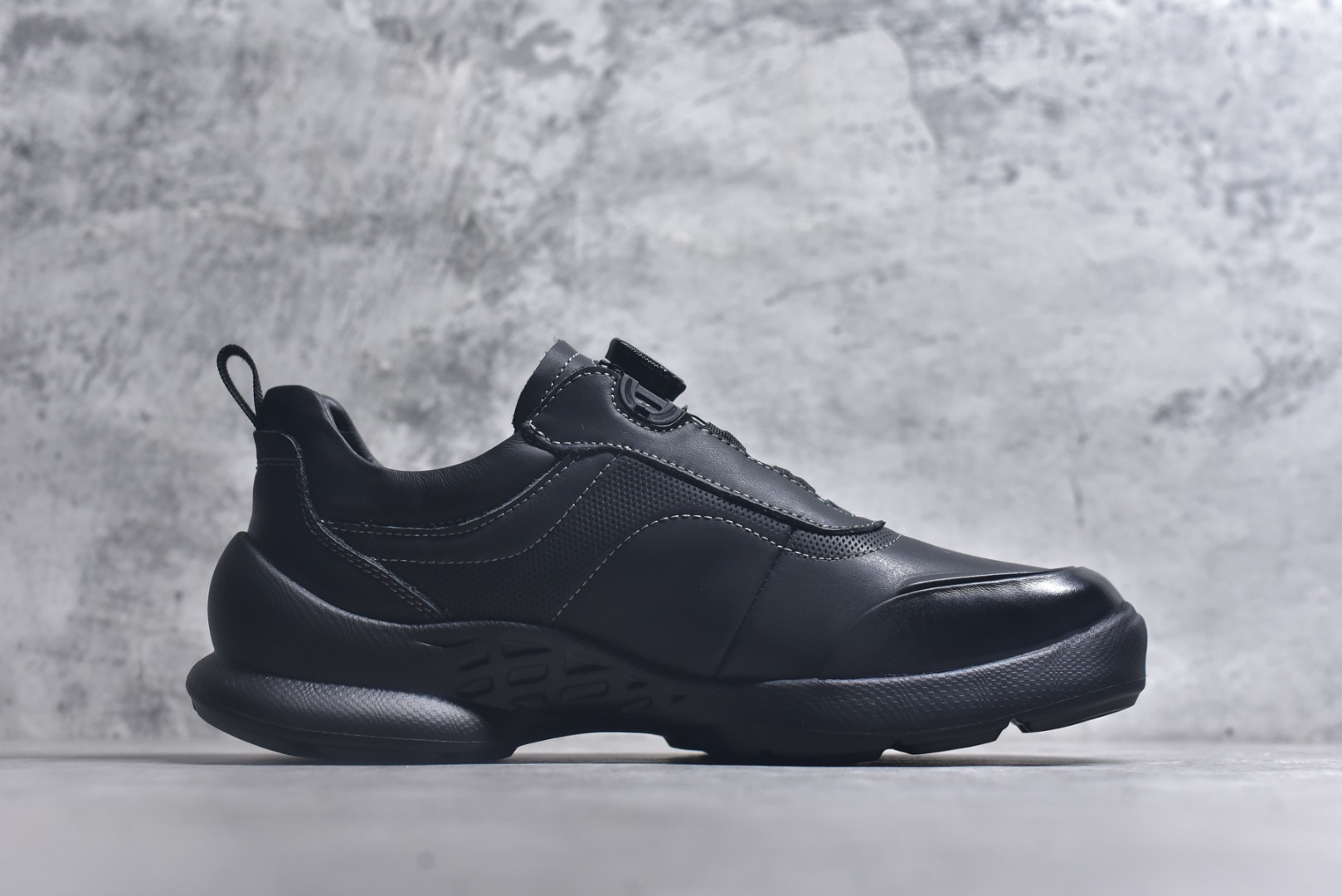 图片[3]-#ECCO爱步跑步鞋百搭舒适 秋冬新款厚底休闲运动鞋男鞋 灵动系列 黄景瑜同款 品质牛皮鞋面，轻盈柔韧 具有良好的透气性 细腻柔软 简约系带设计 可自由调节松紧 贴合脚型 PU泡沫橡胶大底 抓地力强 具有良好的防滑耐磨性 时尚简约 休闲百搭 尺码：38 39 40 41 42 43 44 （皮鞋码）-选品中心