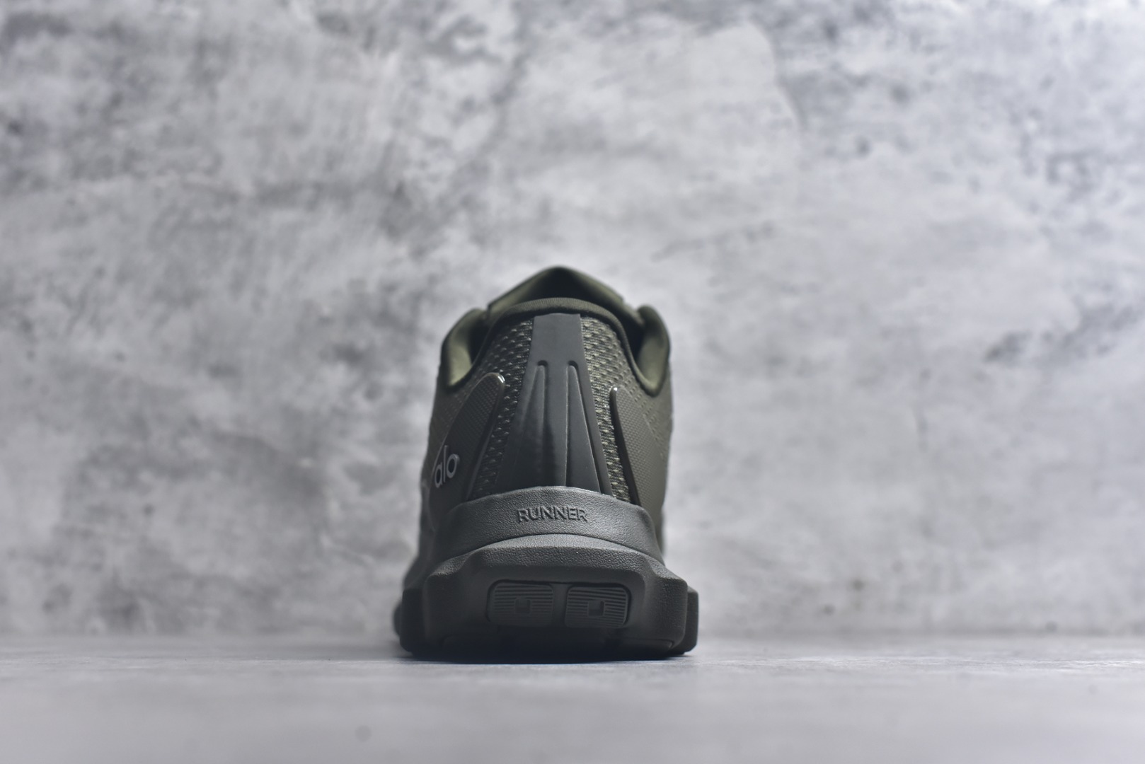 图片[5]-#Alo Runner 明星同款 四季常青款增高低帮休闲生活鞋 军绿 #大厂采购原材料多处细节一步到位 采用增高4CM防滑耐磨鞋底 随意搭配的都好看的鞋子 尺码：36 36.5 37 37.5 38 38.5 39 40 41 41.5 42 42.5 43 44 45-选品中心