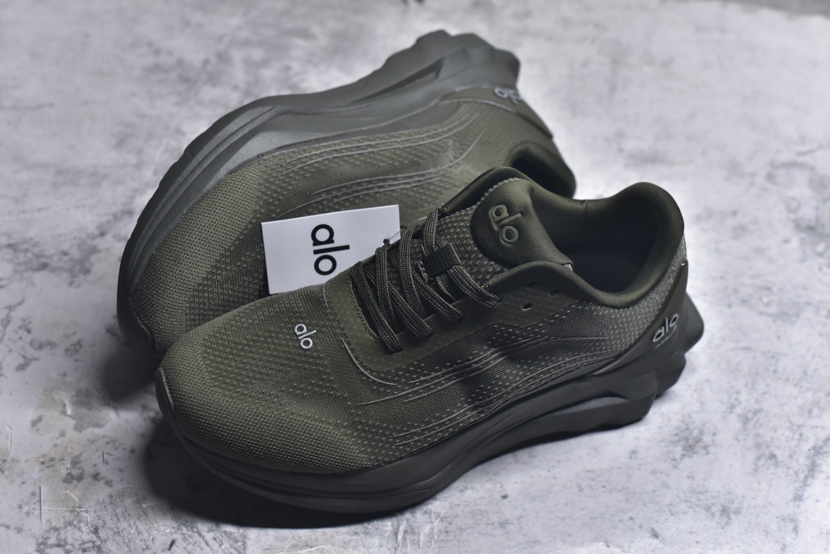 图片[7]-#Alo Runner 明星同款 四季常青款增高低帮休闲生活鞋 军绿 #大厂采购原材料多处细节一步到位 采用增高4CM防滑耐磨鞋底 随意搭配的都好看的鞋子 尺码：36 36.5 37 37.5 38 38.5 39 40 41 41.5 42 42.5 43 44 45-选品中心