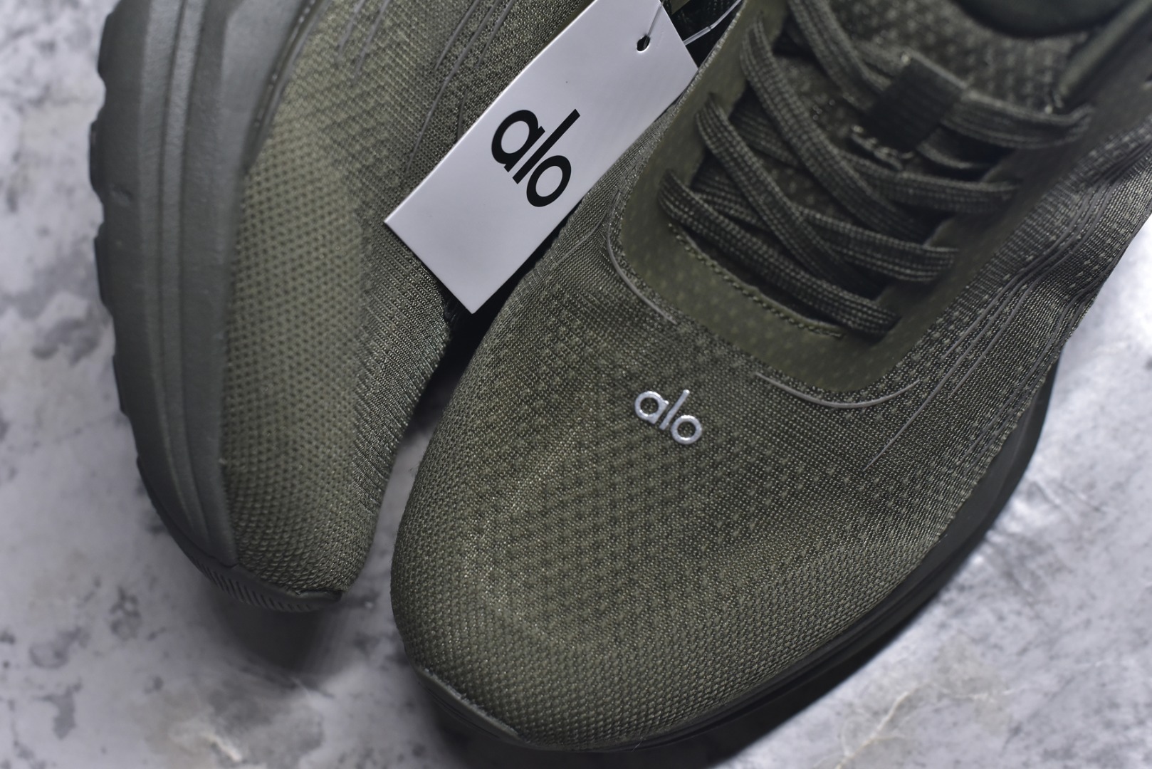 图片[8]-#Alo Runner 明星同款 四季常青款增高低帮休闲生活鞋 军绿 #大厂采购原材料多处细节一步到位 采用增高4CM防滑耐磨鞋底 随意搭配的都好看的鞋子 尺码：36 36.5 37 37.5 38 38.5 39 40 41 41.5 42 42.5 43 44 45-选品中心