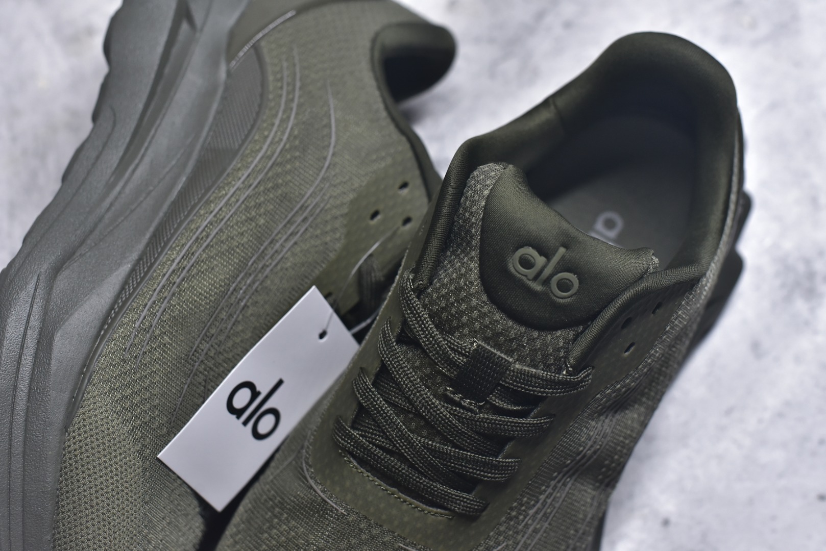 图片[9]-#Alo Runner 明星同款 四季常青款增高低帮休闲生活鞋 军绿 #大厂采购原材料多处细节一步到位 采用增高4CM防滑耐磨鞋底 随意搭配的都好看的鞋子 尺码：36 36.5 37 37.5 38 38.5 39 40 41 41.5 42 42.5 43 44 45-选品中心