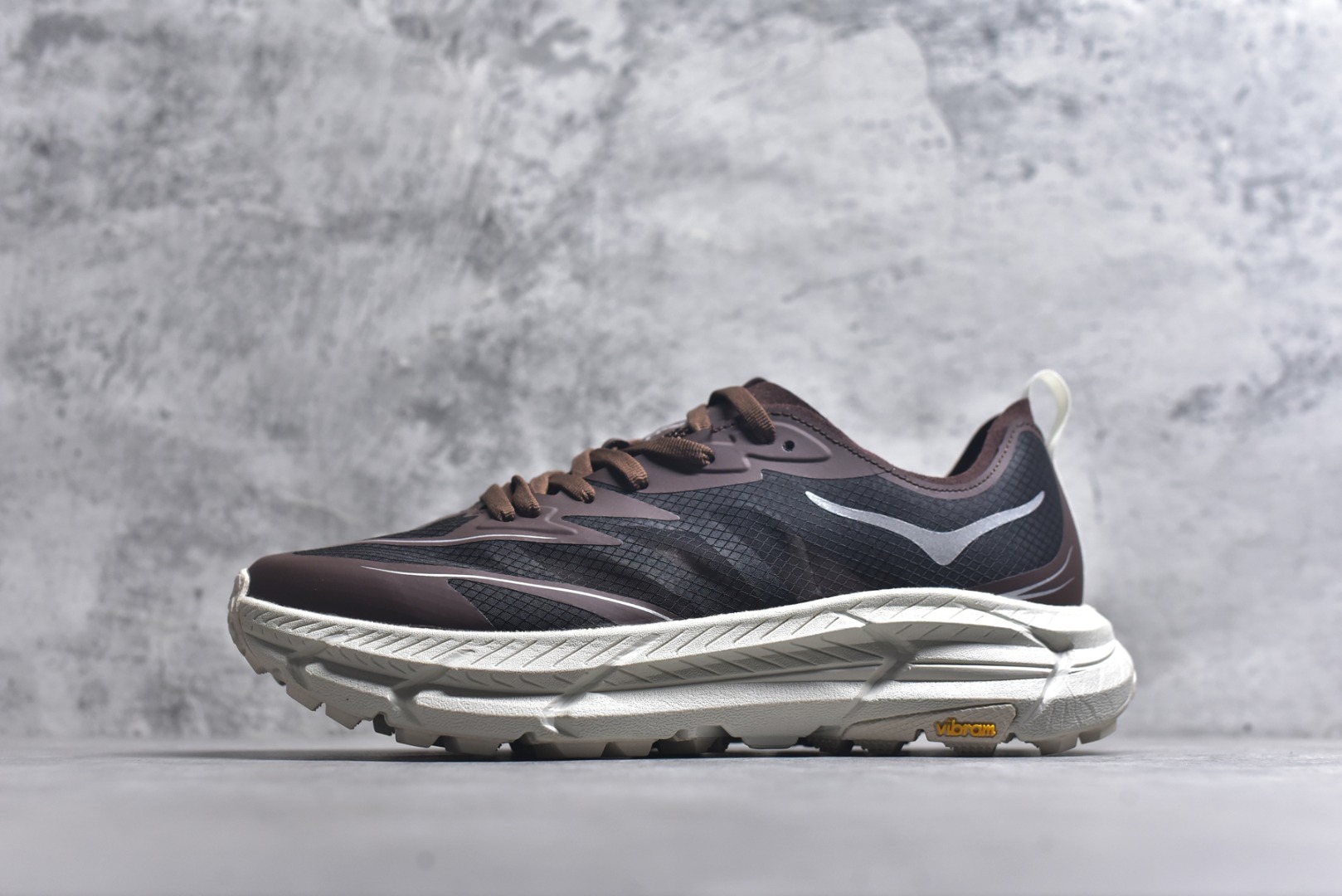 #Satisfy x HOKA ONE ONE 百搭简约防滑耐磨低帮跑步鞋 联名配色 球鞋继承了HOKA的经典越野鞋型MAFATE SPEED 4的设计，更在此基础上进行了创新和提升，使得它既适合户外越野跑，又充满了时尚潮流的元素。它的半透明鞋面设计，不仅让鞋身看起来更加轻便，而且提供了良好的透气性。而保护性的防撕裂尼龙面料，则确保了在复杂地形中的耐用性。这样的设计，让人在享受奔跑的同时，也能感受到鞋底带来的舒适。双层ProFly™中底的使用，是这款鞋的另一个亮点。这种中底材质，提供了卓越的缓震性能，无论是在崎岖的山路上，还是在平坦的道路上，都能给跑者带来稳定的支撑。而VIBRAM MEGAGRIP®及LITEBASE®大底的搭载，更是让这款鞋在保持高抓地力的同时，减轻了鞋底的重量，使得每一步跑动都轻盈如飞。尺码：36 36.5 37.5 38 38.5 39 40 40.5 41 42 42.5 43 44 45-选品中心