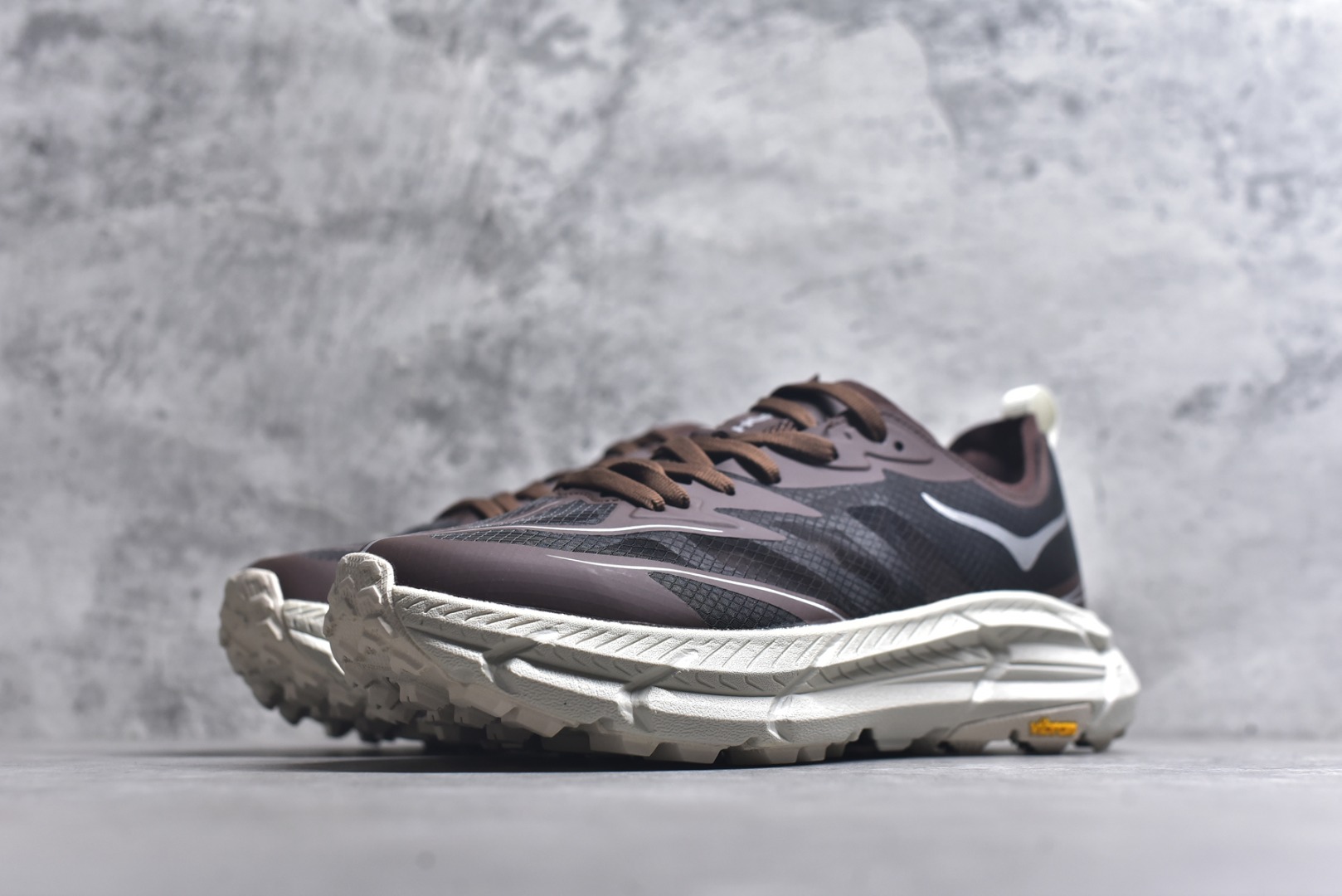 图片[2]-#Satisfy x HOKA ONE ONE 百搭简约防滑耐磨低帮跑步鞋 联名配色 球鞋继承了HOKA的经典越野鞋型MAFATE SPEED 4的设计，更在此基础上进行了创新和提升，使得它既适合户外越野跑，又充满了时尚潮流的元素。它的半透明鞋面设计，不仅让鞋身看起来更加轻便，而且提供了良好的透气性。而保护性的防撕裂尼龙面料，则确保了在复杂地形中的耐用性。这样的设计，让人在享受奔跑的同时，也能感受到鞋底带来的舒适。双层ProFly™中底的使用，是这款鞋的另一个亮点。这种中底材质，提供了卓越的缓震性能，无论是在崎岖的山路上，还是在平坦的道路上，都能给跑者带来稳定的支撑。而VIBRAM MEGAGRIP®及LITEBASE®大底的搭载，更是让这款鞋在保持高抓地力的同时，减轻了鞋底的重量，使得每一步跑动都轻盈如飞。尺码：36 36.5 37.5 38 38.5 39 40 40.5 41 42 42.5 43 44 45-选品中心