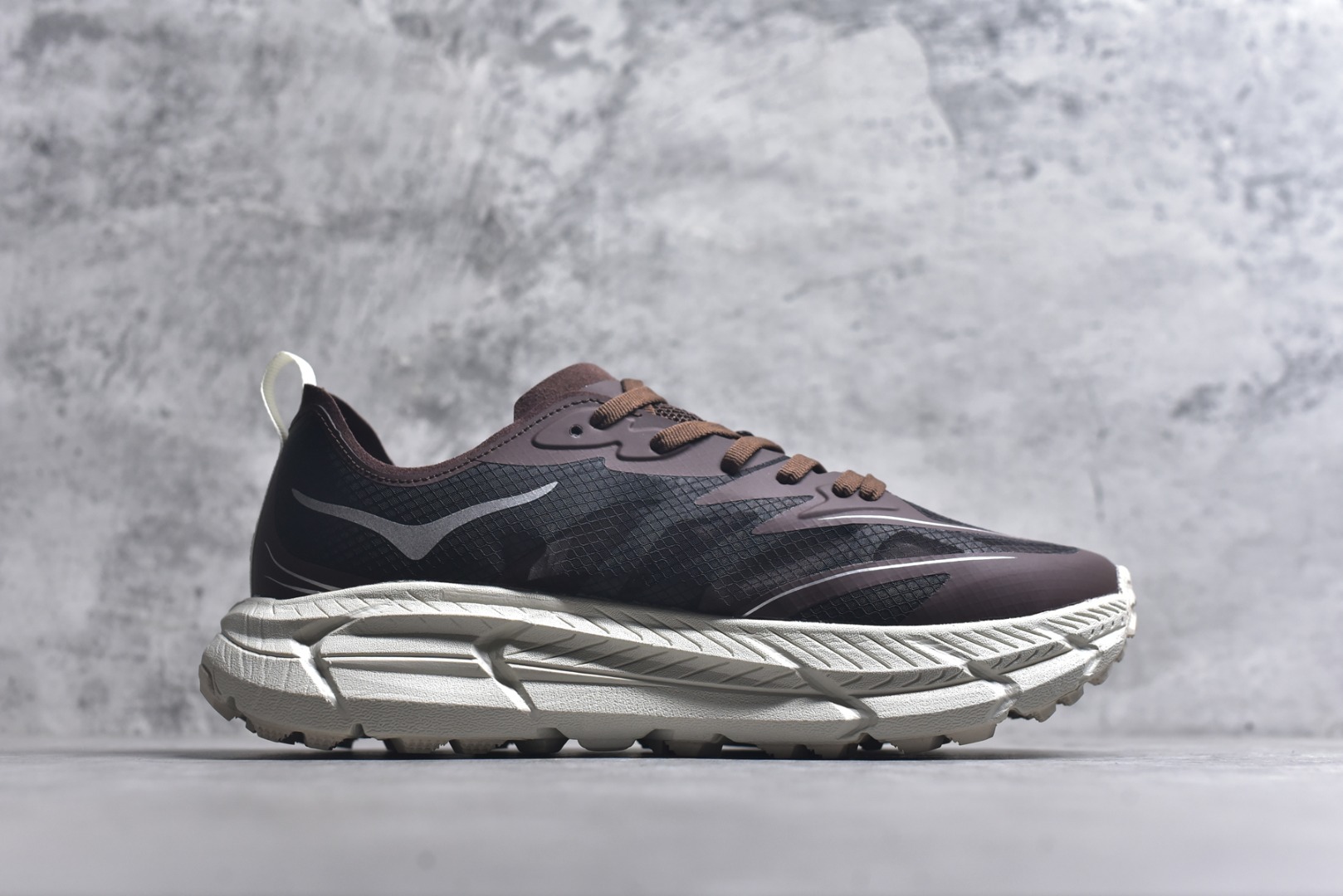 图片[3]-#Satisfy x HOKA ONE ONE 百搭简约防滑耐磨低帮跑步鞋 联名配色 球鞋继承了HOKA的经典越野鞋型MAFATE SPEED 4的设计，更在此基础上进行了创新和提升，使得它既适合户外越野跑，又充满了时尚潮流的元素。它的半透明鞋面设计，不仅让鞋身看起来更加轻便，而且提供了良好的透气性。而保护性的防撕裂尼龙面料，则确保了在复杂地形中的耐用性。这样的设计，让人在享受奔跑的同时，也能感受到鞋底带来的舒适。双层ProFly™中底的使用，是这款鞋的另一个亮点。这种中底材质，提供了卓越的缓震性能，无论是在崎岖的山路上，还是在平坦的道路上，都能给跑者带来稳定的支撑。而VIBRAM MEGAGRIP®及LITEBASE®大底的搭载，更是让这款鞋在保持高抓地力的同时，减轻了鞋底的重量，使得每一步跑动都轻盈如飞。尺码：36 36.5 37.5 38 38.5 39 40 40.5 41 42 42.5 43 44 45-选品中心