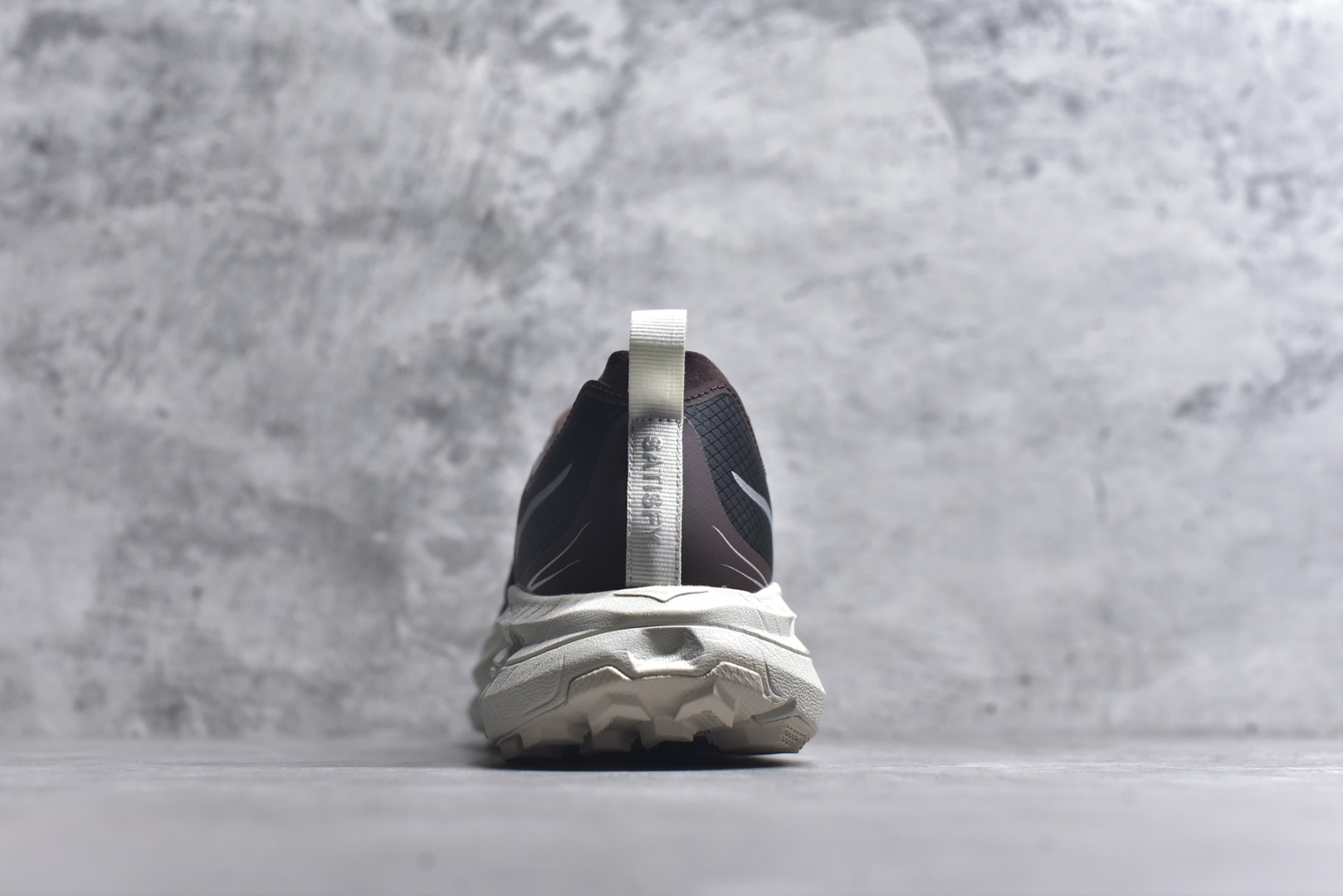 图片[5]-#Satisfy x HOKA ONE ONE 百搭简约防滑耐磨低帮跑步鞋 联名配色 球鞋继承了HOKA的经典越野鞋型MAFATE SPEED 4的设计，更在此基础上进行了创新和提升，使得它既适合户外越野跑，又充满了时尚潮流的元素。它的半透明鞋面设计，不仅让鞋身看起来更加轻便，而且提供了良好的透气性。而保护性的防撕裂尼龙面料，则确保了在复杂地形中的耐用性。这样的设计，让人在享受奔跑的同时，也能感受到鞋底带来的舒适。双层ProFly™中底的使用，是这款鞋的另一个亮点。这种中底材质，提供了卓越的缓震性能，无论是在崎岖的山路上，还是在平坦的道路上，都能给跑者带来稳定的支撑。而VIBRAM MEGAGRIP®及LITEBASE®大底的搭载，更是让这款鞋在保持高抓地力的同时，减轻了鞋底的重量，使得每一步跑动都轻盈如飞。尺码：36 36.5 37.5 38 38.5 39 40 40.5 41 42 42.5 43 44 45-选品中心