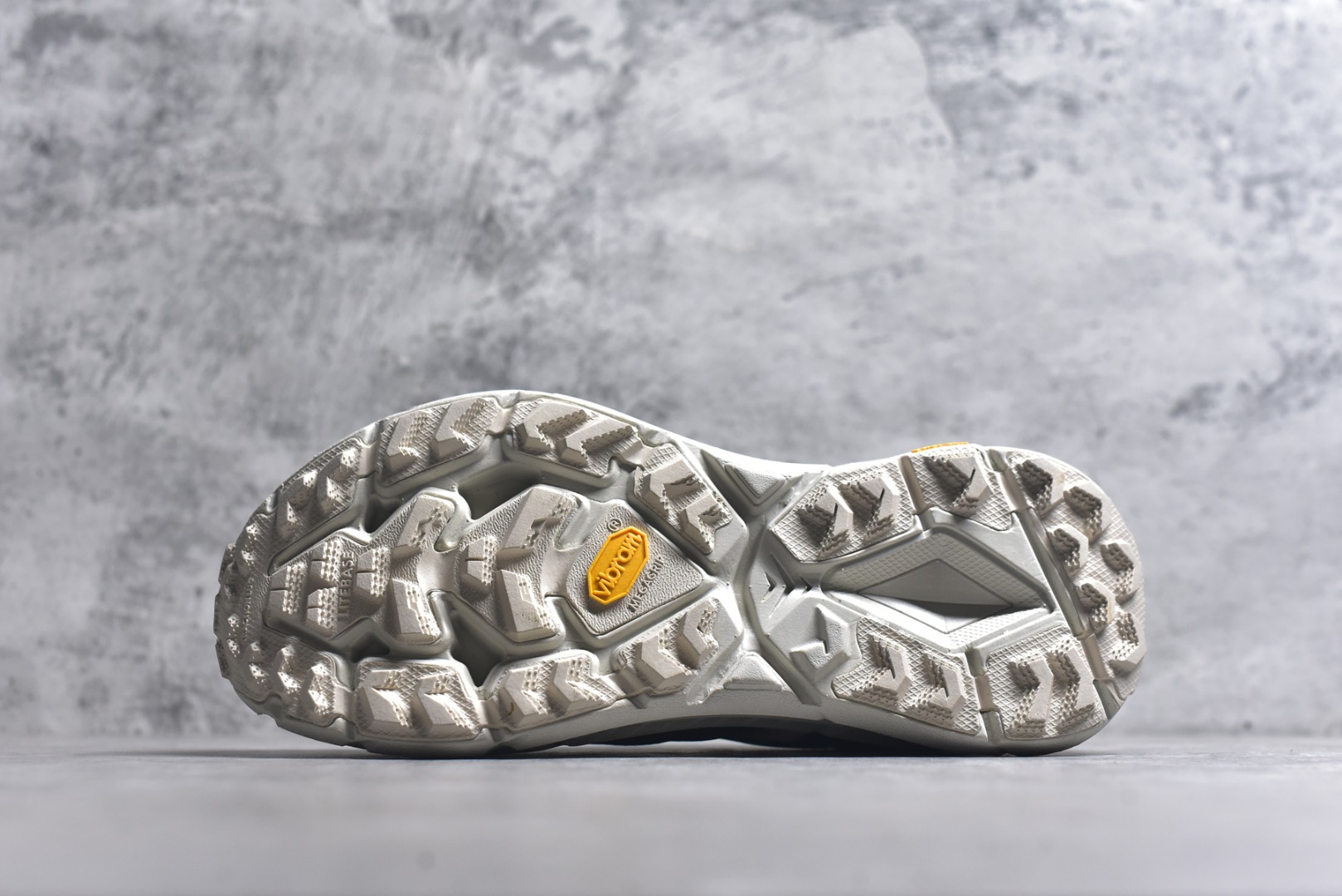 图片[6]-#Satisfy x HOKA ONE ONE 百搭简约防滑耐磨低帮跑步鞋 联名配色 球鞋继承了HOKA的经典越野鞋型MAFATE SPEED 4的设计，更在此基础上进行了创新和提升，使得它既适合户外越野跑，又充满了时尚潮流的元素。它的半透明鞋面设计，不仅让鞋身看起来更加轻便，而且提供了良好的透气性。而保护性的防撕裂尼龙面料，则确保了在复杂地形中的耐用性。这样的设计，让人在享受奔跑的同时，也能感受到鞋底带来的舒适。双层ProFly™中底的使用，是这款鞋的另一个亮点。这种中底材质，提供了卓越的缓震性能，无论是在崎岖的山路上，还是在平坦的道路上，都能给跑者带来稳定的支撑。而VIBRAM MEGAGRIP®及LITEBASE®大底的搭载，更是让这款鞋在保持高抓地力的同时，减轻了鞋底的重量，使得每一步跑动都轻盈如飞。尺码：36 36.5 37.5 38 38.5 39 40 40.5 41 42 42.5 43 44 45-选品中心