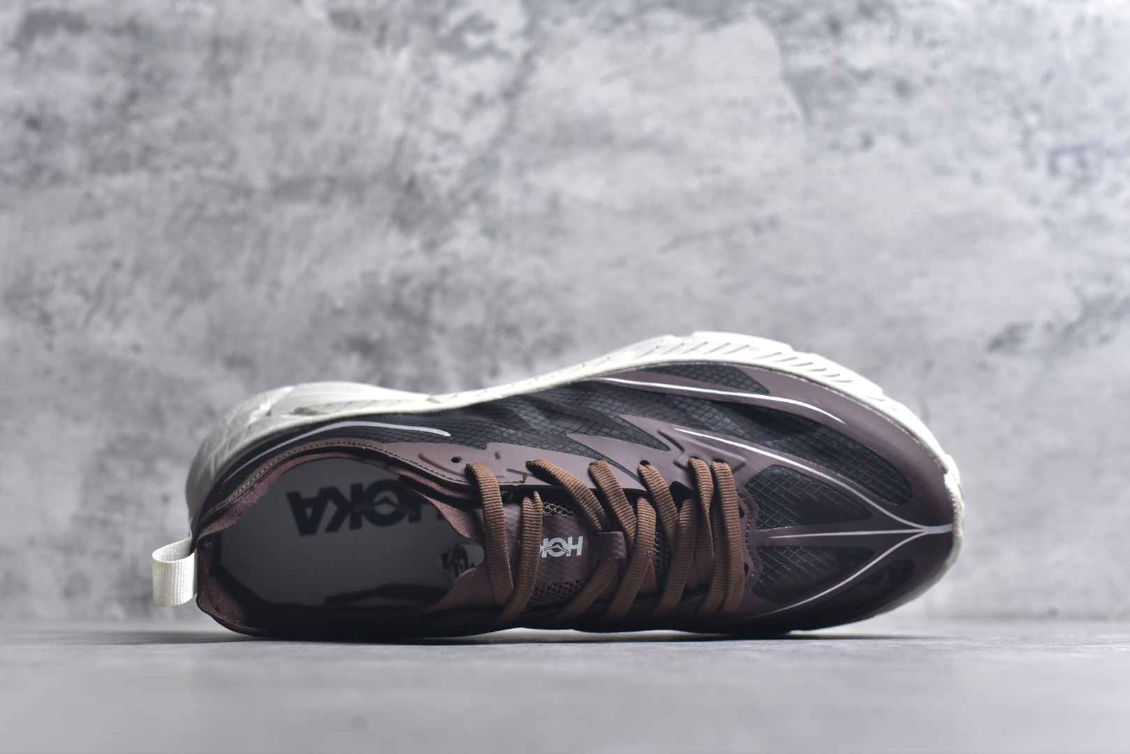 图片[4]-#Satisfy x HOKA ONE ONE 百搭简约防滑耐磨低帮跑步鞋 联名配色 球鞋继承了HOKA的经典越野鞋型MAFATE SPEED 4的设计，更在此基础上进行了创新和提升，使得它既适合户外越野跑，又充满了时尚潮流的元素。它的半透明鞋面设计，不仅让鞋身看起来更加轻便，而且提供了良好的透气性。而保护性的防撕裂尼龙面料，则确保了在复杂地形中的耐用性。这样的设计，让人在享受奔跑的同时，也能感受到鞋底带来的舒适。双层ProFly™中底的使用，是这款鞋的另一个亮点。这种中底材质，提供了卓越的缓震性能，无论是在崎岖的山路上，还是在平坦的道路上，都能给跑者带来稳定的支撑。而VIBRAM MEGAGRIP®及LITEBASE®大底的搭载，更是让这款鞋在保持高抓地力的同时，减轻了鞋底的重量，使得每一步跑动都轻盈如飞。尺码：36 36.5 37.5 38 38.5 39 40 40.5 41 42 42.5 43 44 45-选品中心