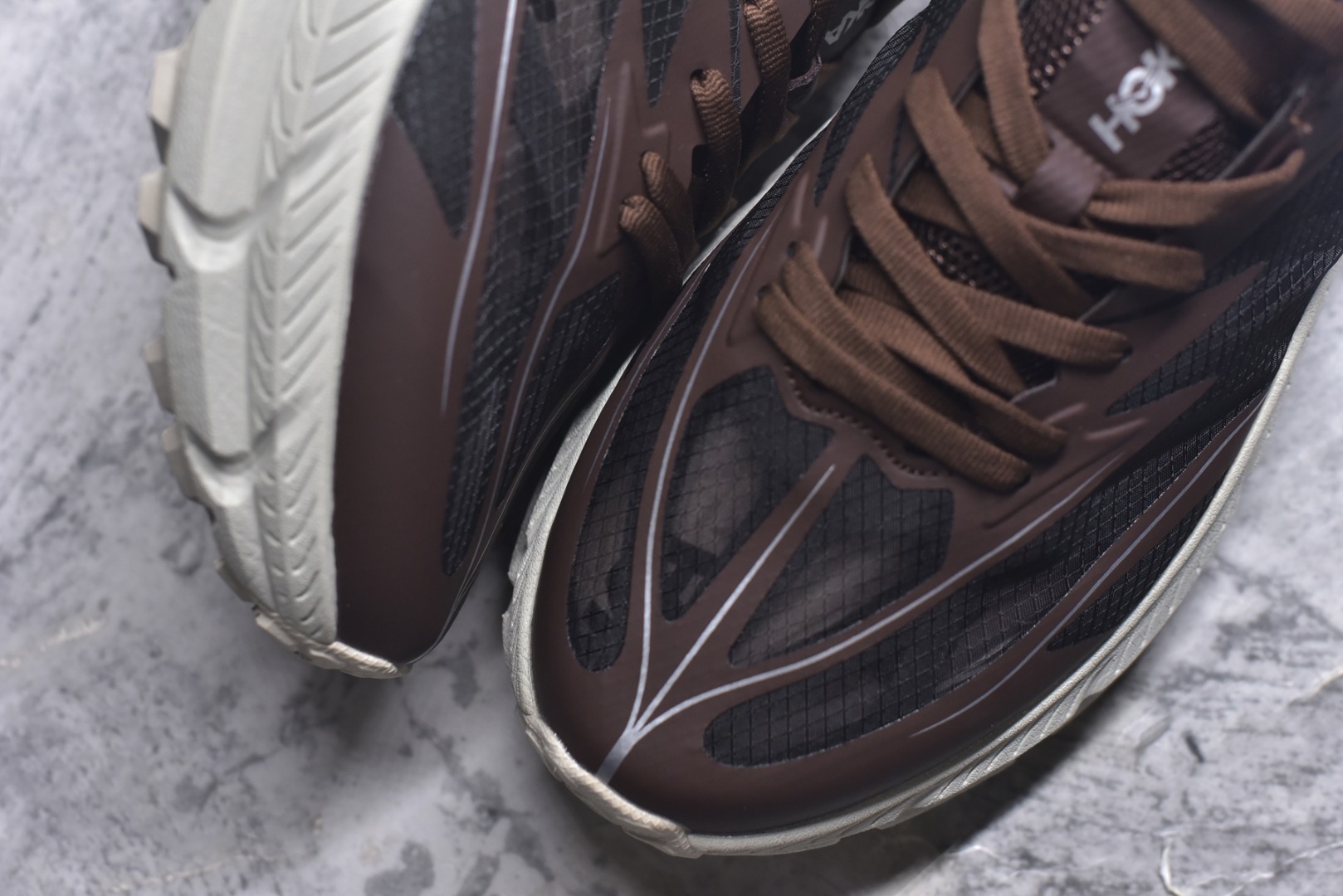 图片[8]-#Satisfy x HOKA ONE ONE 百搭简约防滑耐磨低帮跑步鞋 联名配色 球鞋继承了HOKA的经典越野鞋型MAFATE SPEED 4的设计，更在此基础上进行了创新和提升，使得它既适合户外越野跑，又充满了时尚潮流的元素。它的半透明鞋面设计，不仅让鞋身看起来更加轻便，而且提供了良好的透气性。而保护性的防撕裂尼龙面料，则确保了在复杂地形中的耐用性。这样的设计，让人在享受奔跑的同时，也能感受到鞋底带来的舒适。双层ProFly™中底的使用，是这款鞋的另一个亮点。这种中底材质，提供了卓越的缓震性能，无论是在崎岖的山路上，还是在平坦的道路上，都能给跑者带来稳定的支撑。而VIBRAM MEGAGRIP®及LITEBASE®大底的搭载，更是让这款鞋在保持高抓地力的同时，减轻了鞋底的重量，使得每一步跑动都轻盈如飞。尺码：36 36.5 37.5 38 38.5 39 40 40.5 41 42 42.5 43 44 45-选品中心