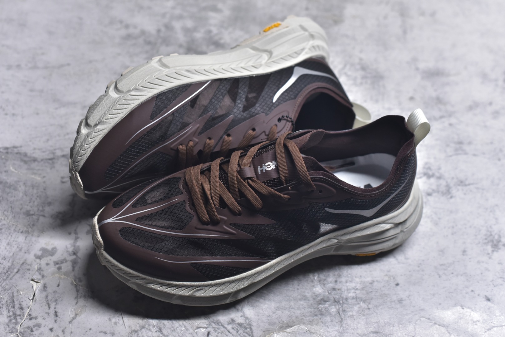 图片[7]-#Satisfy x HOKA ONE ONE 百搭简约防滑耐磨低帮跑步鞋 联名配色 球鞋继承了HOKA的经典越野鞋型MAFATE SPEED 4的设计，更在此基础上进行了创新和提升，使得它既适合户外越野跑，又充满了时尚潮流的元素。它的半透明鞋面设计，不仅让鞋身看起来更加轻便，而且提供了良好的透气性。而保护性的防撕裂尼龙面料，则确保了在复杂地形中的耐用性。这样的设计，让人在享受奔跑的同时，也能感受到鞋底带来的舒适。双层ProFly™中底的使用，是这款鞋的另一个亮点。这种中底材质，提供了卓越的缓震性能，无论是在崎岖的山路上，还是在平坦的道路上，都能给跑者带来稳定的支撑。而VIBRAM MEGAGRIP®及LITEBASE®大底的搭载，更是让这款鞋在保持高抓地力的同时，减轻了鞋底的重量，使得每一步跑动都轻盈如飞。尺码：36 36.5 37.5 38 38.5 39 40 40.5 41 42 42.5 43 44 45-选品中心