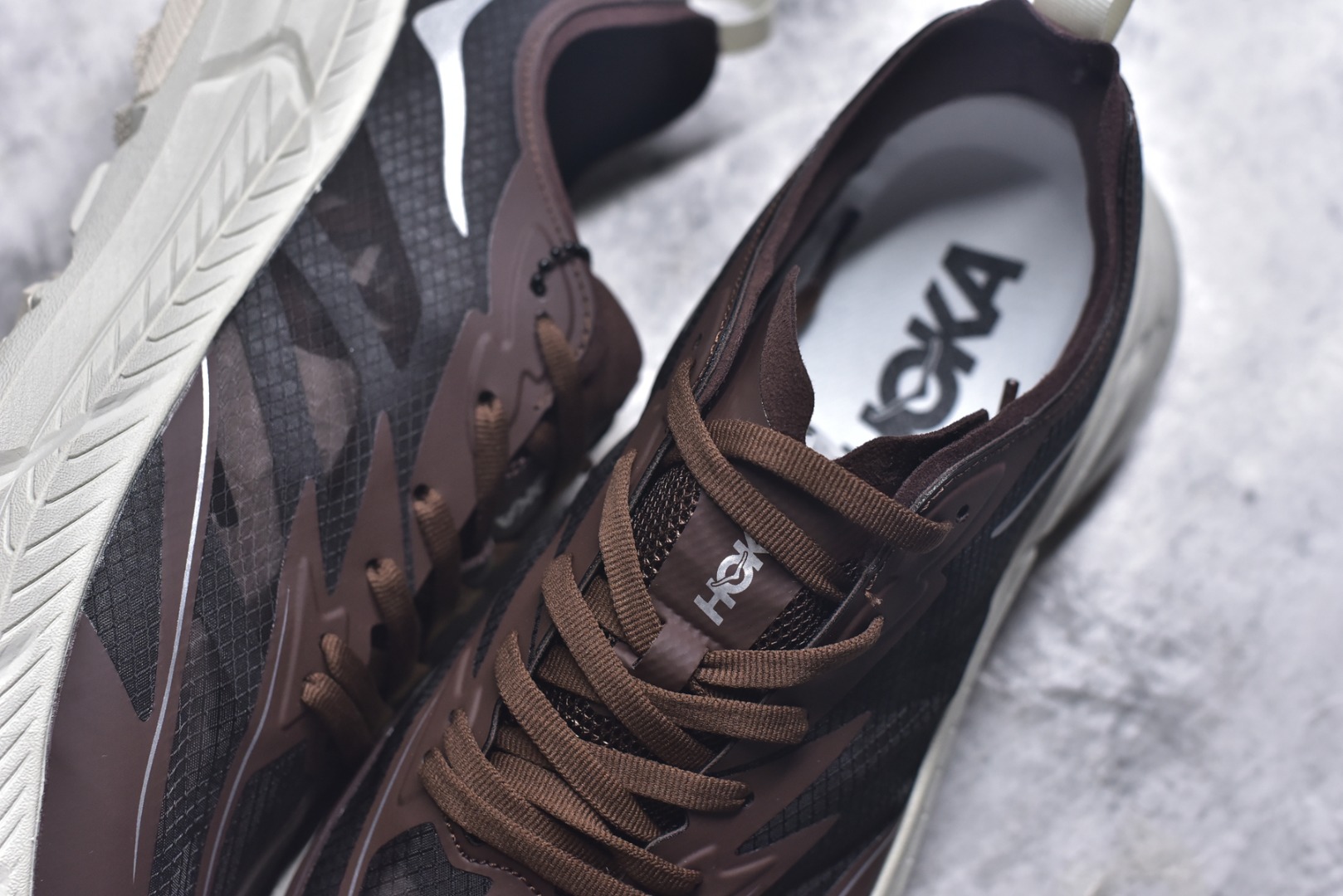 图片[9]-#Satisfy x HOKA ONE ONE 百搭简约防滑耐磨低帮跑步鞋 联名配色 球鞋继承了HOKA的经典越野鞋型MAFATE SPEED 4的设计，更在此基础上进行了创新和提升，使得它既适合户外越野跑，又充满了时尚潮流的元素。它的半透明鞋面设计，不仅让鞋身看起来更加轻便，而且提供了良好的透气性。而保护性的防撕裂尼龙面料，则确保了在复杂地形中的耐用性。这样的设计，让人在享受奔跑的同时，也能感受到鞋底带来的舒适。双层ProFly™中底的使用，是这款鞋的另一个亮点。这种中底材质，提供了卓越的缓震性能，无论是在崎岖的山路上，还是在平坦的道路上，都能给跑者带来稳定的支撑。而VIBRAM MEGAGRIP®及LITEBASE®大底的搭载，更是让这款鞋在保持高抓地力的同时，减轻了鞋底的重量，使得每一步跑动都轻盈如飞。尺码：36 36.5 37.5 38 38.5 39 40 40.5 41 42 42.5 43 44 45-选品中心