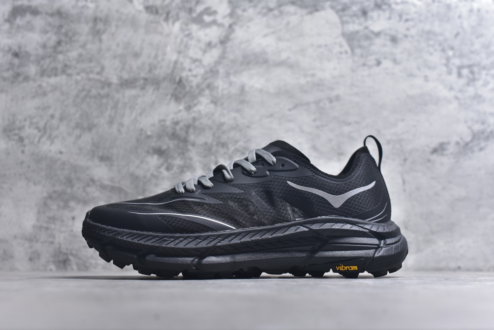 #Satisfy x HOKA ONE ONE 百搭简约防滑耐磨低帮跑步鞋 联名配色 球鞋继承了HOKA的经典越野鞋型MAFATE SPEED 4的设计，更在此基础上进行了创新和提升，使得它既适合户外越野跑，又充满了时尚潮流的元素。它的半透明鞋面设计，不仅让鞋身看起来更加轻便，而且提供了良好的透气性。而保护性的防撕裂尼龙面料，则确保了在复杂地形中的耐用性。这样的设计，让人在享受奔跑的同时，也能感受到鞋底带来的舒适。双层ProFly™中底的使用，是这款鞋的另一个亮点。这种中底材质，提供了卓越的缓震性能，无论是在崎岖的山路上，还是在平坦的道路上，都能给跑者带来稳定的支撑。而VIBRAM MEGAGRIP®及LITEBASE®大底的搭载，更是让这款鞋在保持高抓地力的同时，减轻了鞋底的重量，使得每一步跑动都轻盈如飞。尺码：36 36.5 37.5 38 38.5 39 40 40.5 41 42 42.5 43 44 45-选品中心