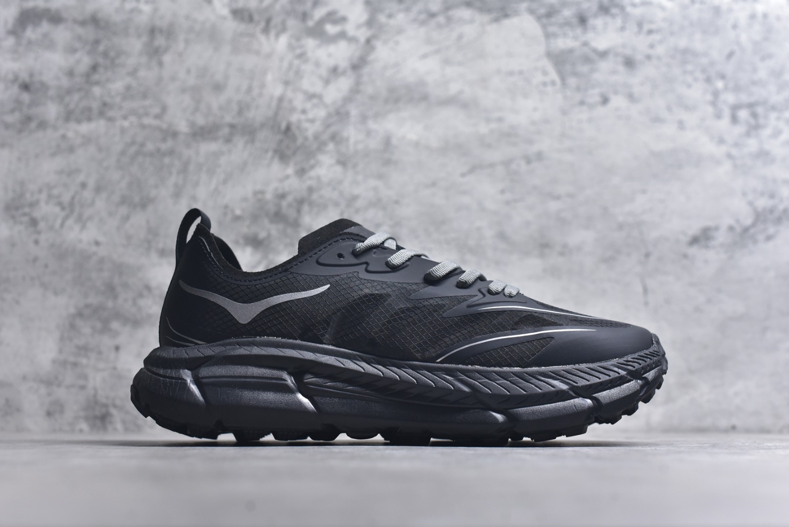 图片[3]-#Satisfy x HOKA ONE ONE 百搭简约防滑耐磨低帮跑步鞋 联名配色 球鞋继承了HOKA的经典越野鞋型MAFATE SPEED 4的设计，更在此基础上进行了创新和提升，使得它既适合户外越野跑，又充满了时尚潮流的元素。它的半透明鞋面设计，不仅让鞋身看起来更加轻便，而且提供了良好的透气性。而保护性的防撕裂尼龙面料，则确保了在复杂地形中的耐用性。这样的设计，让人在享受奔跑的同时，也能感受到鞋底带来的舒适。双层ProFly™中底的使用，是这款鞋的另一个亮点。这种中底材质，提供了卓越的缓震性能，无论是在崎岖的山路上，还是在平坦的道路上，都能给跑者带来稳定的支撑。而VIBRAM MEGAGRIP®及LITEBASE®大底的搭载，更是让这款鞋在保持高抓地力的同时，减轻了鞋底的重量，使得每一步跑动都轻盈如飞。尺码：36 36.5 37.5 38 38.5 39 40 40.5 41 42 42.5 43 44 45-选品中心