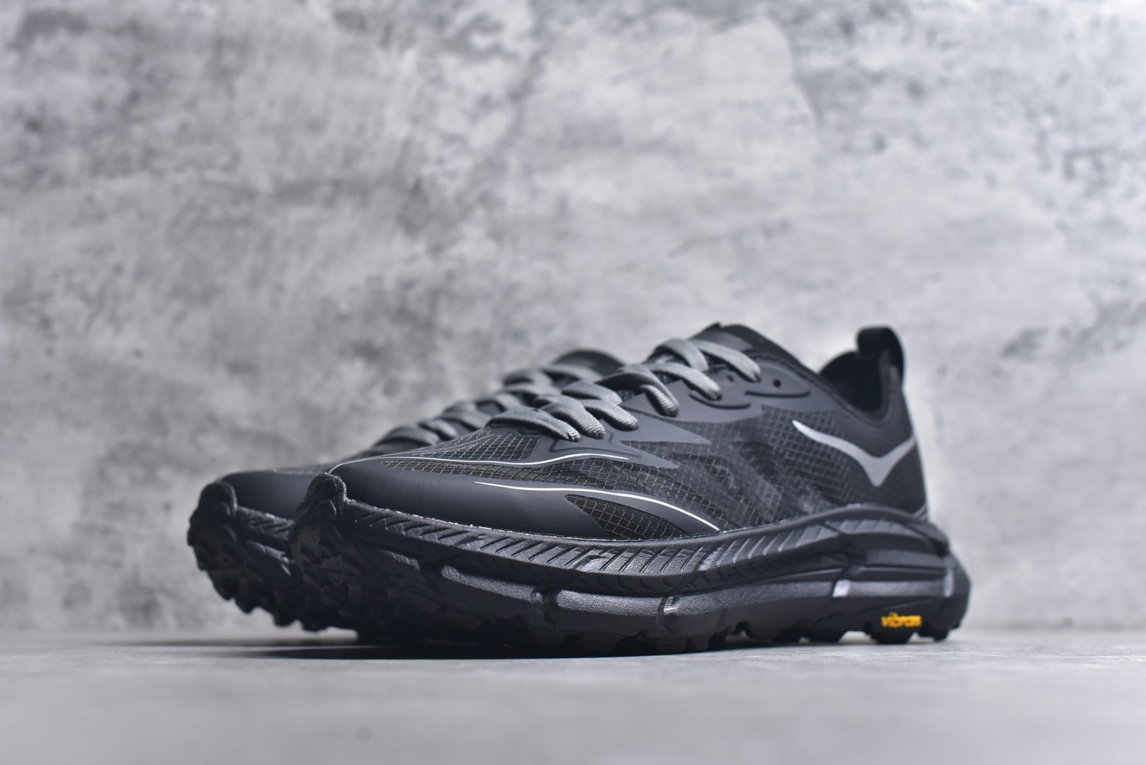 图片[2]-#Satisfy x HOKA ONE ONE 百搭简约防滑耐磨低帮跑步鞋 联名配色 球鞋继承了HOKA的经典越野鞋型MAFATE SPEED 4的设计，更在此基础上进行了创新和提升，使得它既适合户外越野跑，又充满了时尚潮流的元素。它的半透明鞋面设计，不仅让鞋身看起来更加轻便，而且提供了良好的透气性。而保护性的防撕裂尼龙面料，则确保了在复杂地形中的耐用性。这样的设计，让人在享受奔跑的同时，也能感受到鞋底带来的舒适。双层ProFly™中底的使用，是这款鞋的另一个亮点。这种中底材质，提供了卓越的缓震性能，无论是在崎岖的山路上，还是在平坦的道路上，都能给跑者带来稳定的支撑。而VIBRAM MEGAGRIP®及LITEBASE®大底的搭载，更是让这款鞋在保持高抓地力的同时，减轻了鞋底的重量，使得每一步跑动都轻盈如飞。尺码：36 36.5 37.5 38 38.5 39 40 40.5 41 42 42.5 43 44 45-选品中心