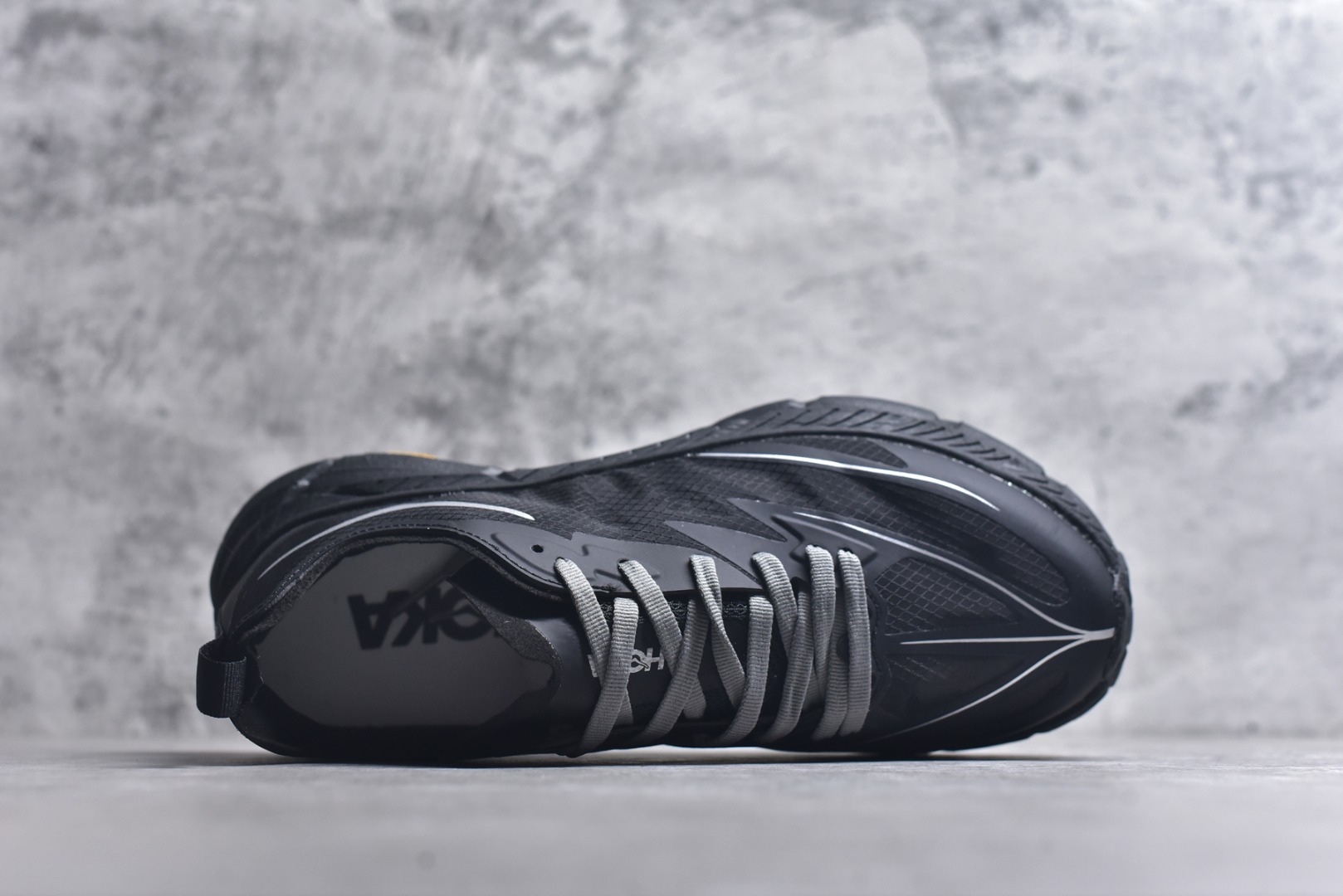 图片[4]-#Satisfy x HOKA ONE ONE 百搭简约防滑耐磨低帮跑步鞋 联名配色 球鞋继承了HOKA的经典越野鞋型MAFATE SPEED 4的设计，更在此基础上进行了创新和提升，使得它既适合户外越野跑，又充满了时尚潮流的元素。它的半透明鞋面设计，不仅让鞋身看起来更加轻便，而且提供了良好的透气性。而保护性的防撕裂尼龙面料，则确保了在复杂地形中的耐用性。这样的设计，让人在享受奔跑的同时，也能感受到鞋底带来的舒适。双层ProFly™中底的使用，是这款鞋的另一个亮点。这种中底材质，提供了卓越的缓震性能，无论是在崎岖的山路上，还是在平坦的道路上，都能给跑者带来稳定的支撑。而VIBRAM MEGAGRIP®及LITEBASE®大底的搭载，更是让这款鞋在保持高抓地力的同时，减轻了鞋底的重量，使得每一步跑动都轻盈如飞。尺码：36 36.5 37.5 38 38.5 39 40 40.5 41 42 42.5 43 44 45-选品中心