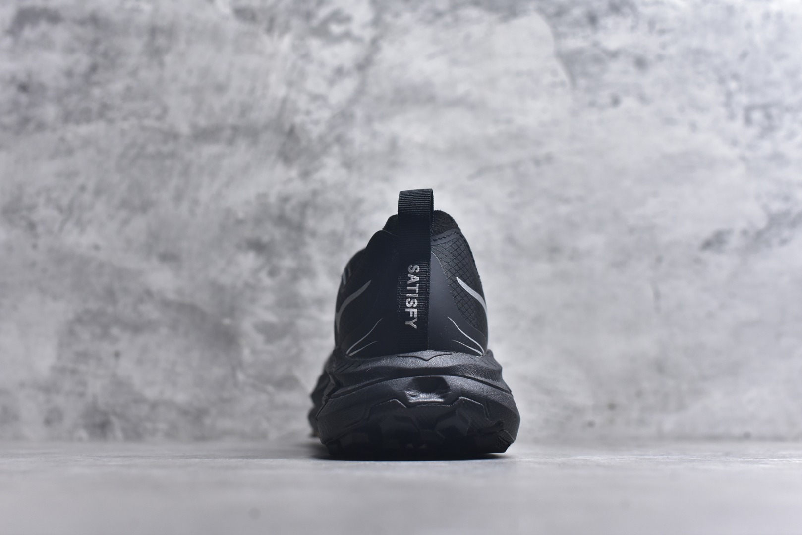 图片[5]-#Satisfy x HOKA ONE ONE 百搭简约防滑耐磨低帮跑步鞋 联名配色 球鞋继承了HOKA的经典越野鞋型MAFATE SPEED 4的设计，更在此基础上进行了创新和提升，使得它既适合户外越野跑，又充满了时尚潮流的元素。它的半透明鞋面设计，不仅让鞋身看起来更加轻便，而且提供了良好的透气性。而保护性的防撕裂尼龙面料，则确保了在复杂地形中的耐用性。这样的设计，让人在享受奔跑的同时，也能感受到鞋底带来的舒适。双层ProFly™中底的使用，是这款鞋的另一个亮点。这种中底材质，提供了卓越的缓震性能，无论是在崎岖的山路上，还是在平坦的道路上，都能给跑者带来稳定的支撑。而VIBRAM MEGAGRIP®及LITEBASE®大底的搭载，更是让这款鞋在保持高抓地力的同时，减轻了鞋底的重量，使得每一步跑动都轻盈如飞。尺码：36 36.5 37.5 38 38.5 39 40 40.5 41 42 42.5 43 44 45-选品中心