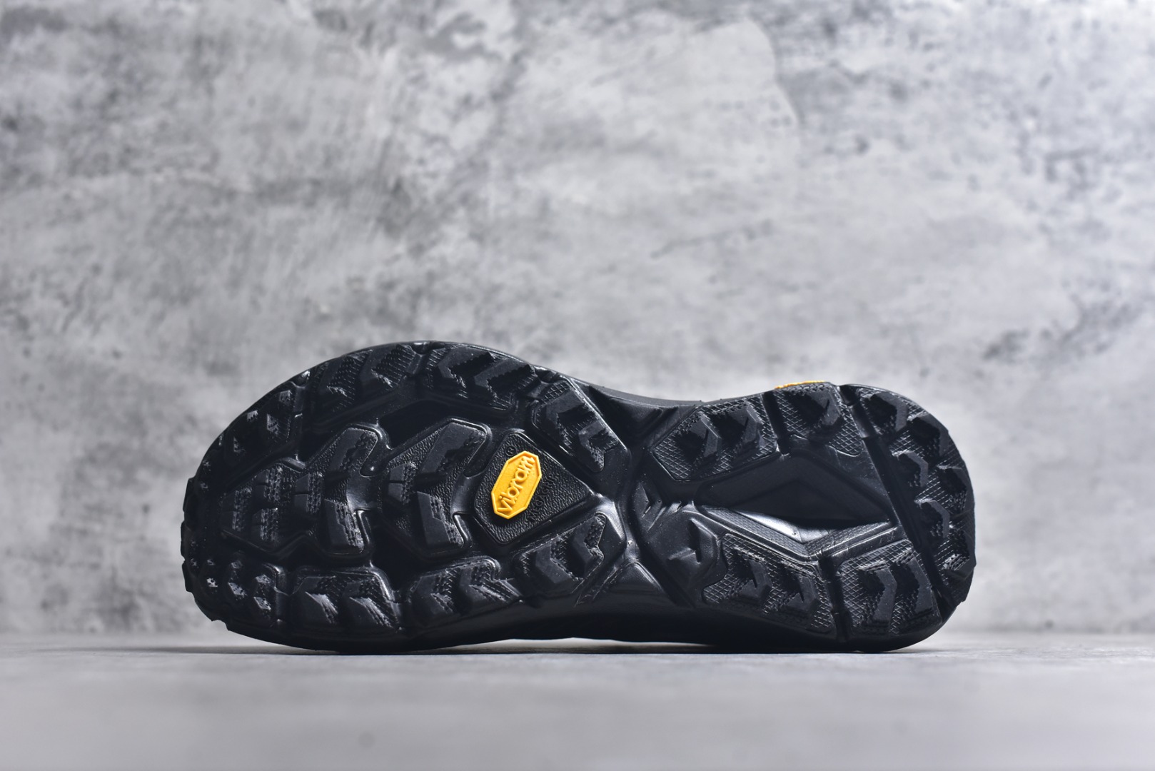 图片[6]-#Satisfy x HOKA ONE ONE 百搭简约防滑耐磨低帮跑步鞋 联名配色 球鞋继承了HOKA的经典越野鞋型MAFATE SPEED 4的设计，更在此基础上进行了创新和提升，使得它既适合户外越野跑，又充满了时尚潮流的元素。它的半透明鞋面设计，不仅让鞋身看起来更加轻便，而且提供了良好的透气性。而保护性的防撕裂尼龙面料，则确保了在复杂地形中的耐用性。这样的设计，让人在享受奔跑的同时，也能感受到鞋底带来的舒适。双层ProFly™中底的使用，是这款鞋的另一个亮点。这种中底材质，提供了卓越的缓震性能，无论是在崎岖的山路上，还是在平坦的道路上，都能给跑者带来稳定的支撑。而VIBRAM MEGAGRIP®及LITEBASE®大底的搭载，更是让这款鞋在保持高抓地力的同时，减轻了鞋底的重量，使得每一步跑动都轻盈如飞。尺码：36 36.5 37.5 38 38.5 39 40 40.5 41 42 42.5 43 44 45-选品中心