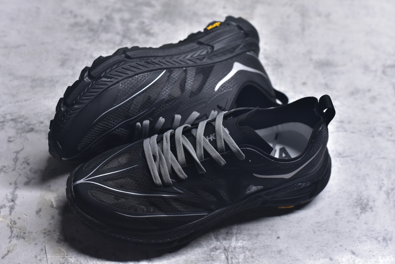 图片[7]-#Satisfy x HOKA ONE ONE 百搭简约防滑耐磨低帮跑步鞋 联名配色 球鞋继承了HOKA的经典越野鞋型MAFATE SPEED 4的设计，更在此基础上进行了创新和提升，使得它既适合户外越野跑，又充满了时尚潮流的元素。它的半透明鞋面设计，不仅让鞋身看起来更加轻便，而且提供了良好的透气性。而保护性的防撕裂尼龙面料，则确保了在复杂地形中的耐用性。这样的设计，让人在享受奔跑的同时，也能感受到鞋底带来的舒适。双层ProFly™中底的使用，是这款鞋的另一个亮点。这种中底材质，提供了卓越的缓震性能，无论是在崎岖的山路上，还是在平坦的道路上，都能给跑者带来稳定的支撑。而VIBRAM MEGAGRIP®及LITEBASE®大底的搭载，更是让这款鞋在保持高抓地力的同时，减轻了鞋底的重量，使得每一步跑动都轻盈如飞。尺码：36 36.5 37.5 38 38.5 39 40 40.5 41 42 42.5 43 44 45-选品中心