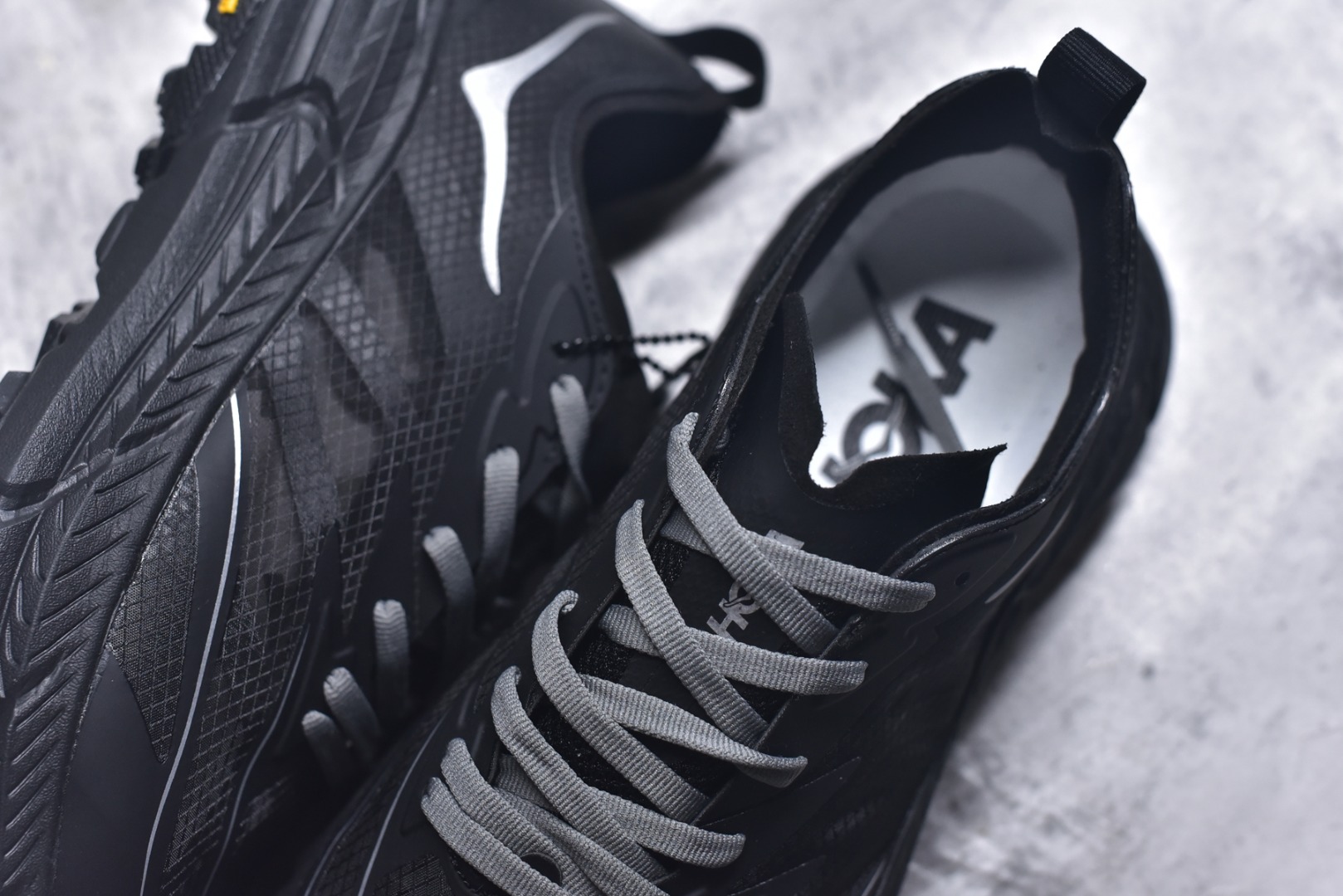 图片[9]-#Satisfy x HOKA ONE ONE 百搭简约防滑耐磨低帮跑步鞋 联名配色 球鞋继承了HOKA的经典越野鞋型MAFATE SPEED 4的设计，更在此基础上进行了创新和提升，使得它既适合户外越野跑，又充满了时尚潮流的元素。它的半透明鞋面设计，不仅让鞋身看起来更加轻便，而且提供了良好的透气性。而保护性的防撕裂尼龙面料，则确保了在复杂地形中的耐用性。这样的设计，让人在享受奔跑的同时，也能感受到鞋底带来的舒适。双层ProFly™中底的使用，是这款鞋的另一个亮点。这种中底材质，提供了卓越的缓震性能，无论是在崎岖的山路上，还是在平坦的道路上，都能给跑者带来稳定的支撑。而VIBRAM MEGAGRIP®及LITEBASE®大底的搭载，更是让这款鞋在保持高抓地力的同时，减轻了鞋底的重量，使得每一步跑动都轻盈如飞。尺码：36 36.5 37.5 38 38.5 39 40 40.5 41 42 42.5 43 44 45-选品中心