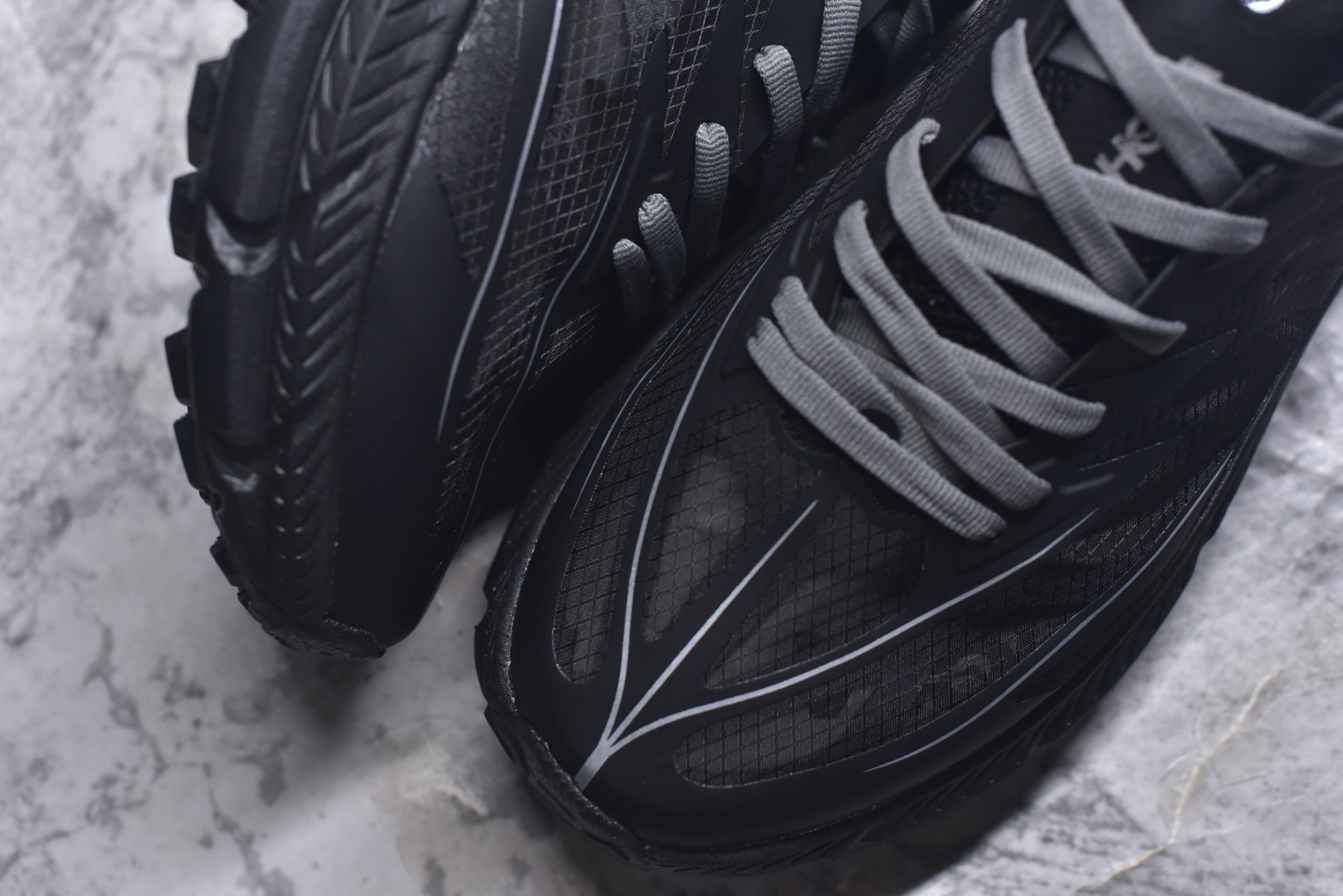 图片[8]-#Satisfy x HOKA ONE ONE 百搭简约防滑耐磨低帮跑步鞋 联名配色 球鞋继承了HOKA的经典越野鞋型MAFATE SPEED 4的设计，更在此基础上进行了创新和提升，使得它既适合户外越野跑，又充满了时尚潮流的元素。它的半透明鞋面设计，不仅让鞋身看起来更加轻便，而且提供了良好的透气性。而保护性的防撕裂尼龙面料，则确保了在复杂地形中的耐用性。这样的设计，让人在享受奔跑的同时，也能感受到鞋底带来的舒适。双层ProFly™中底的使用，是这款鞋的另一个亮点。这种中底材质，提供了卓越的缓震性能，无论是在崎岖的山路上，还是在平坦的道路上，都能给跑者带来稳定的支撑。而VIBRAM MEGAGRIP®及LITEBASE®大底的搭载，更是让这款鞋在保持高抓地力的同时，减轻了鞋底的重量，使得每一步跑动都轻盈如飞。尺码：36 36.5 37.5 38 38.5 39 40 40.5 41 42 42.5 43 44 45-选品中心