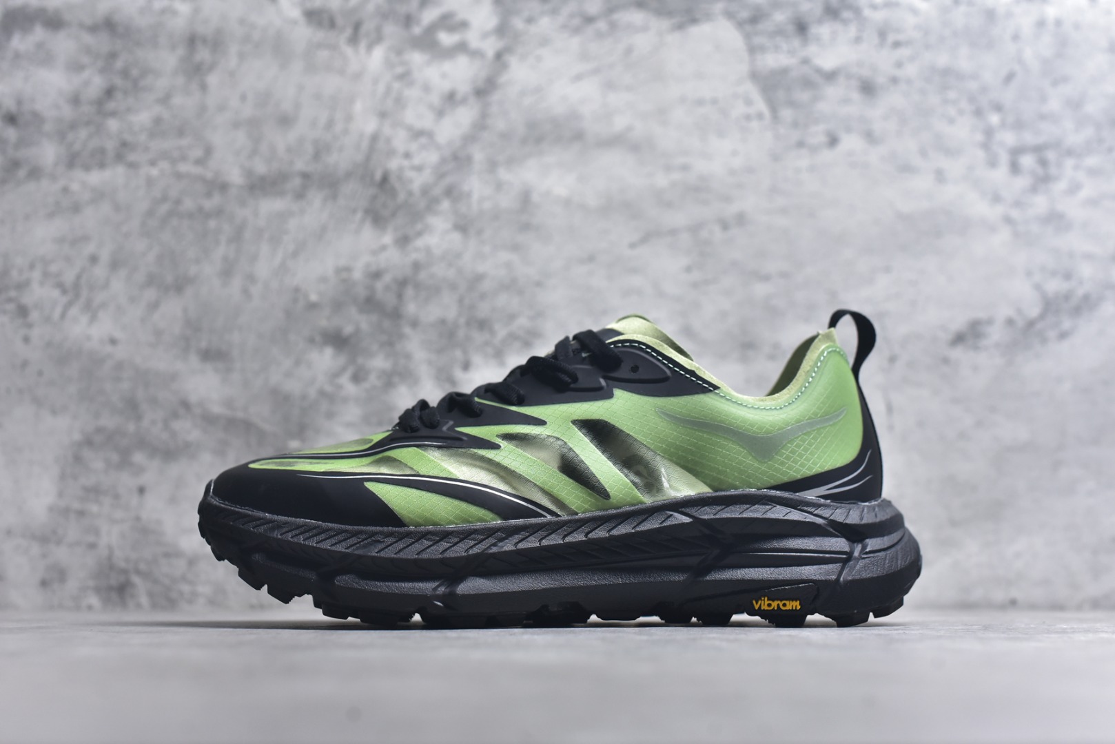 #Satisfy x HOKA ONE ONE 百搭简约防滑耐磨低帮跑步鞋 联名配色 球鞋继承了HOKA的经典越野鞋型MAFATE SPEED 4的设计，更在此基础上进行了创新和提升，使得它既适合户外越野跑，又充满了时尚潮流的元素。它的半透明鞋面设计，不仅让鞋身看起来更加轻便，而且提供了良好的透气性。而保护性的防撕裂尼龙面料，则确保了在复杂地形中的耐用性。这样的设计，让人在享受奔跑的同时，也能感受到鞋底带来的舒适。双层ProFly™中底的使用，是这款鞋的另一个亮点。这种中底材质，提供了卓越的缓震性能，无论是在崎岖的山路上，还是在平坦的道路上，都能给跑者带来稳定的支撑。而VIBRAM MEGAGRIP®及LITEBASE®大底的搭载，更是让这款鞋在保持高抓地力的同时，减轻了鞋底的重量，使得每一步跑动都轻盈如飞。尺码：36 36.5 37.5 38 38.5 39 40 40.5 41 42 42.5 43 44 45-选品中心