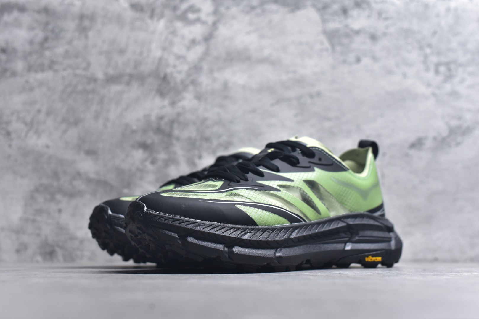 图片[2]-#Satisfy x HOKA ONE ONE 百搭简约防滑耐磨低帮跑步鞋 联名配色 球鞋继承了HOKA的经典越野鞋型MAFATE SPEED 4的设计，更在此基础上进行了创新和提升，使得它既适合户外越野跑，又充满了时尚潮流的元素。它的半透明鞋面设计，不仅让鞋身看起来更加轻便，而且提供了良好的透气性。而保护性的防撕裂尼龙面料，则确保了在复杂地形中的耐用性。这样的设计，让人在享受奔跑的同时，也能感受到鞋底带来的舒适。双层ProFly™中底的使用，是这款鞋的另一个亮点。这种中底材质，提供了卓越的缓震性能，无论是在崎岖的山路上，还是在平坦的道路上，都能给跑者带来稳定的支撑。而VIBRAM MEGAGRIP®及LITEBASE®大底的搭载，更是让这款鞋在保持高抓地力的同时，减轻了鞋底的重量，使得每一步跑动都轻盈如飞。尺码：36 36.5 37.5 38 38.5 39 40 40.5 41 42 42.5 43 44 45-选品中心