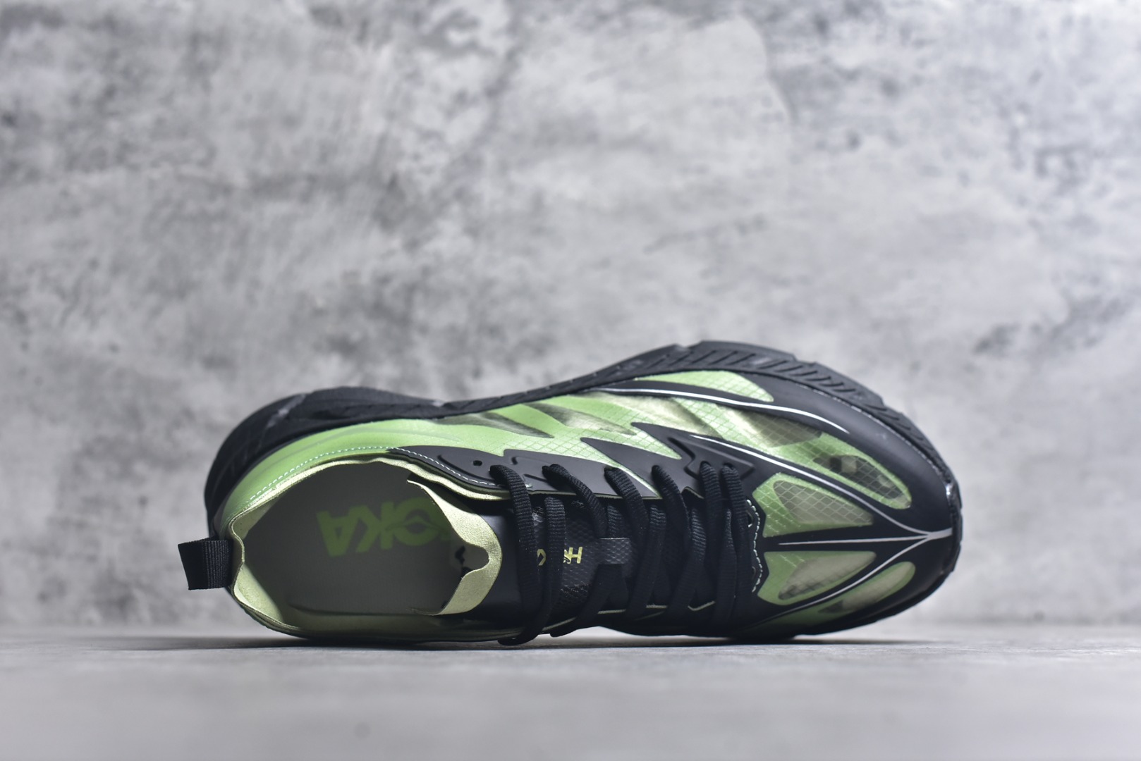 图片[4]-#Satisfy x HOKA ONE ONE 百搭简约防滑耐磨低帮跑步鞋 联名配色 球鞋继承了HOKA的经典越野鞋型MAFATE SPEED 4的设计，更在此基础上进行了创新和提升，使得它既适合户外越野跑，又充满了时尚潮流的元素。它的半透明鞋面设计，不仅让鞋身看起来更加轻便，而且提供了良好的透气性。而保护性的防撕裂尼龙面料，则确保了在复杂地形中的耐用性。这样的设计，让人在享受奔跑的同时，也能感受到鞋底带来的舒适。双层ProFly™中底的使用，是这款鞋的另一个亮点。这种中底材质，提供了卓越的缓震性能，无论是在崎岖的山路上，还是在平坦的道路上，都能给跑者带来稳定的支撑。而VIBRAM MEGAGRIP®及LITEBASE®大底的搭载，更是让这款鞋在保持高抓地力的同时，减轻了鞋底的重量，使得每一步跑动都轻盈如飞。尺码：36 36.5 37.5 38 38.5 39 40 40.5 41 42 42.5 43 44 45-选品中心