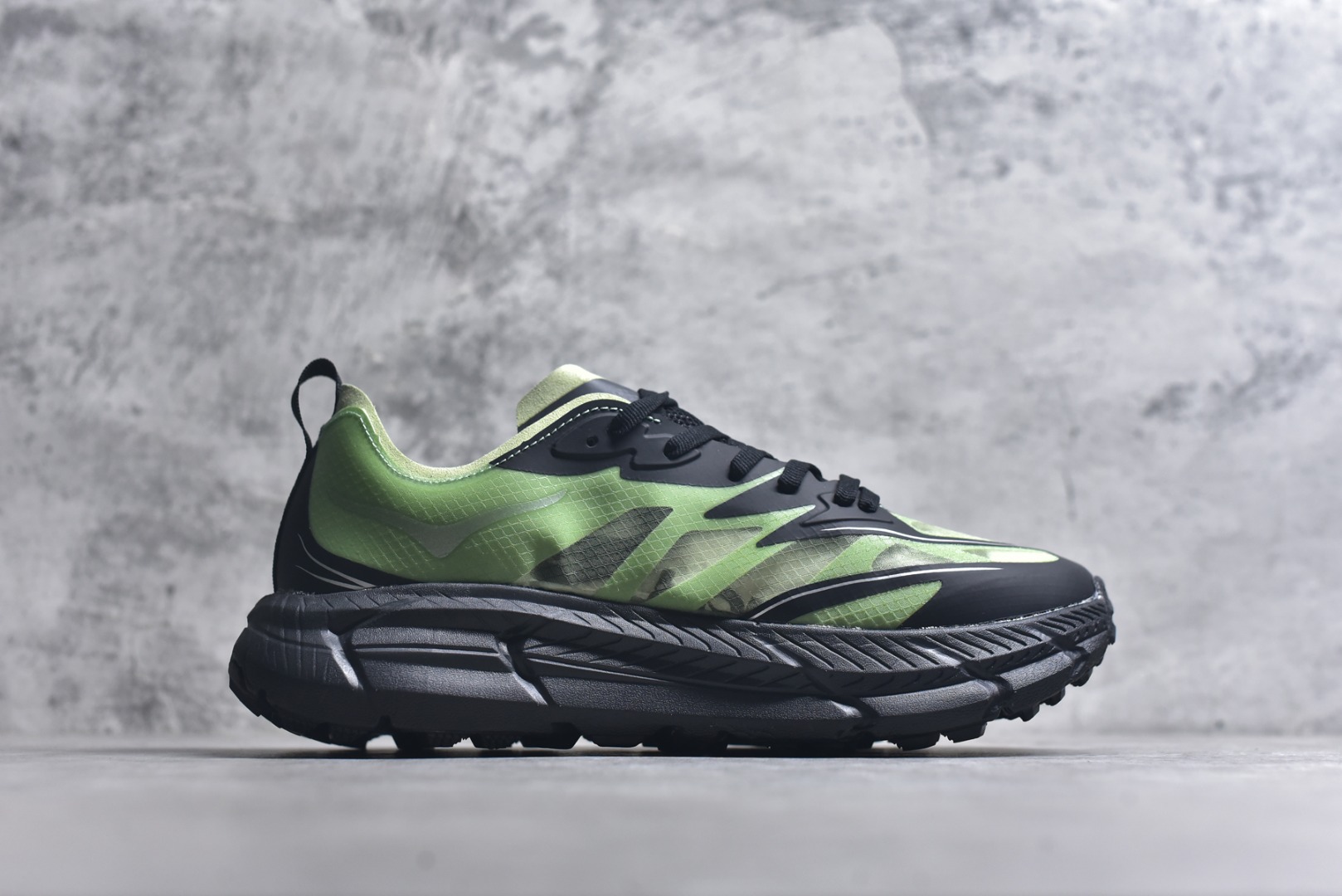 图片[3]-#Satisfy x HOKA ONE ONE 百搭简约防滑耐磨低帮跑步鞋 联名配色 球鞋继承了HOKA的经典越野鞋型MAFATE SPEED 4的设计，更在此基础上进行了创新和提升，使得它既适合户外越野跑，又充满了时尚潮流的元素。它的半透明鞋面设计，不仅让鞋身看起来更加轻便，而且提供了良好的透气性。而保护性的防撕裂尼龙面料，则确保了在复杂地形中的耐用性。这样的设计，让人在享受奔跑的同时，也能感受到鞋底带来的舒适。双层ProFly™中底的使用，是这款鞋的另一个亮点。这种中底材质，提供了卓越的缓震性能，无论是在崎岖的山路上，还是在平坦的道路上，都能给跑者带来稳定的支撑。而VIBRAM MEGAGRIP®及LITEBASE®大底的搭载，更是让这款鞋在保持高抓地力的同时，减轻了鞋底的重量，使得每一步跑动都轻盈如飞。尺码：36 36.5 37.5 38 38.5 39 40 40.5 41 42 42.5 43 44 45-选品中心