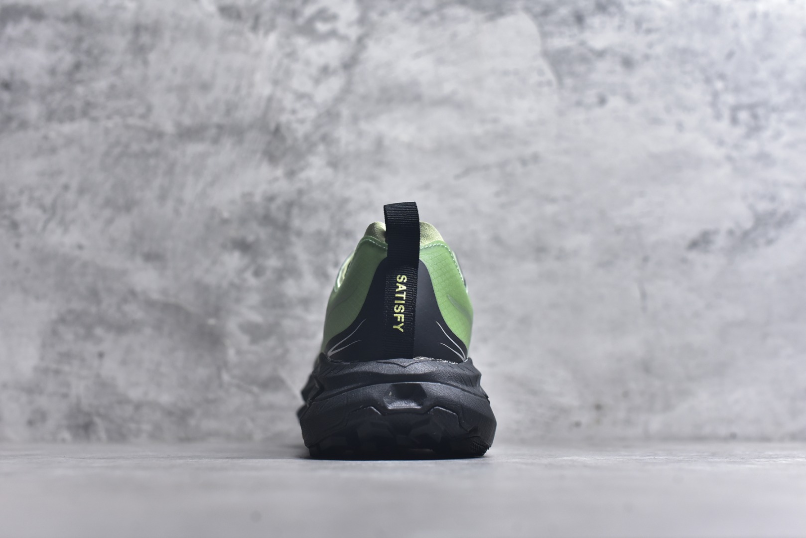 图片[5]-#Satisfy x HOKA ONE ONE 百搭简约防滑耐磨低帮跑步鞋 联名配色 球鞋继承了HOKA的经典越野鞋型MAFATE SPEED 4的设计，更在此基础上进行了创新和提升，使得它既适合户外越野跑，又充满了时尚潮流的元素。它的半透明鞋面设计，不仅让鞋身看起来更加轻便，而且提供了良好的透气性。而保护性的防撕裂尼龙面料，则确保了在复杂地形中的耐用性。这样的设计，让人在享受奔跑的同时，也能感受到鞋底带来的舒适。双层ProFly™中底的使用，是这款鞋的另一个亮点。这种中底材质，提供了卓越的缓震性能，无论是在崎岖的山路上，还是在平坦的道路上，都能给跑者带来稳定的支撑。而VIBRAM MEGAGRIP®及LITEBASE®大底的搭载，更是让这款鞋在保持高抓地力的同时，减轻了鞋底的重量，使得每一步跑动都轻盈如飞。尺码：36 36.5 37.5 38 38.5 39 40 40.5 41 42 42.5 43 44 45-选品中心