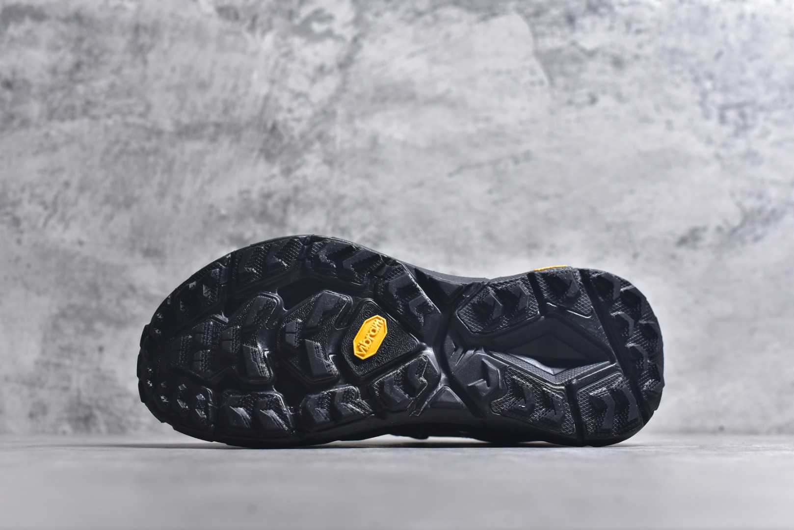 图片[6]-#Satisfy x HOKA ONE ONE 百搭简约防滑耐磨低帮跑步鞋 联名配色 球鞋继承了HOKA的经典越野鞋型MAFATE SPEED 4的设计，更在此基础上进行了创新和提升，使得它既适合户外越野跑，又充满了时尚潮流的元素。它的半透明鞋面设计，不仅让鞋身看起来更加轻便，而且提供了良好的透气性。而保护性的防撕裂尼龙面料，则确保了在复杂地形中的耐用性。这样的设计，让人在享受奔跑的同时，也能感受到鞋底带来的舒适。双层ProFly™中底的使用，是这款鞋的另一个亮点。这种中底材质，提供了卓越的缓震性能，无论是在崎岖的山路上，还是在平坦的道路上，都能给跑者带来稳定的支撑。而VIBRAM MEGAGRIP®及LITEBASE®大底的搭载，更是让这款鞋在保持高抓地力的同时，减轻了鞋底的重量，使得每一步跑动都轻盈如飞。尺码：36 36.5 37.5 38 38.5 39 40 40.5 41 42 42.5 43 44 45-选品中心