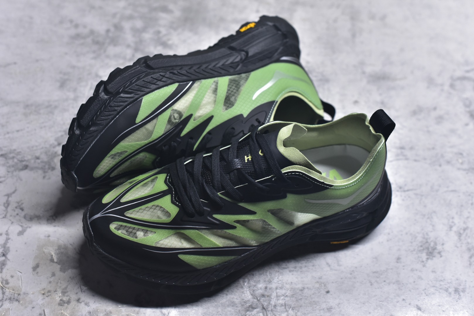 图片[7]-#Satisfy x HOKA ONE ONE 百搭简约防滑耐磨低帮跑步鞋 联名配色 球鞋继承了HOKA的经典越野鞋型MAFATE SPEED 4的设计，更在此基础上进行了创新和提升，使得它既适合户外越野跑，又充满了时尚潮流的元素。它的半透明鞋面设计，不仅让鞋身看起来更加轻便，而且提供了良好的透气性。而保护性的防撕裂尼龙面料，则确保了在复杂地形中的耐用性。这样的设计，让人在享受奔跑的同时，也能感受到鞋底带来的舒适。双层ProFly™中底的使用，是这款鞋的另一个亮点。这种中底材质，提供了卓越的缓震性能，无论是在崎岖的山路上，还是在平坦的道路上，都能给跑者带来稳定的支撑。而VIBRAM MEGAGRIP®及LITEBASE®大底的搭载，更是让这款鞋在保持高抓地力的同时，减轻了鞋底的重量，使得每一步跑动都轻盈如飞。尺码：36 36.5 37.5 38 38.5 39 40 40.5 41 42 42.5 43 44 45-选品中心