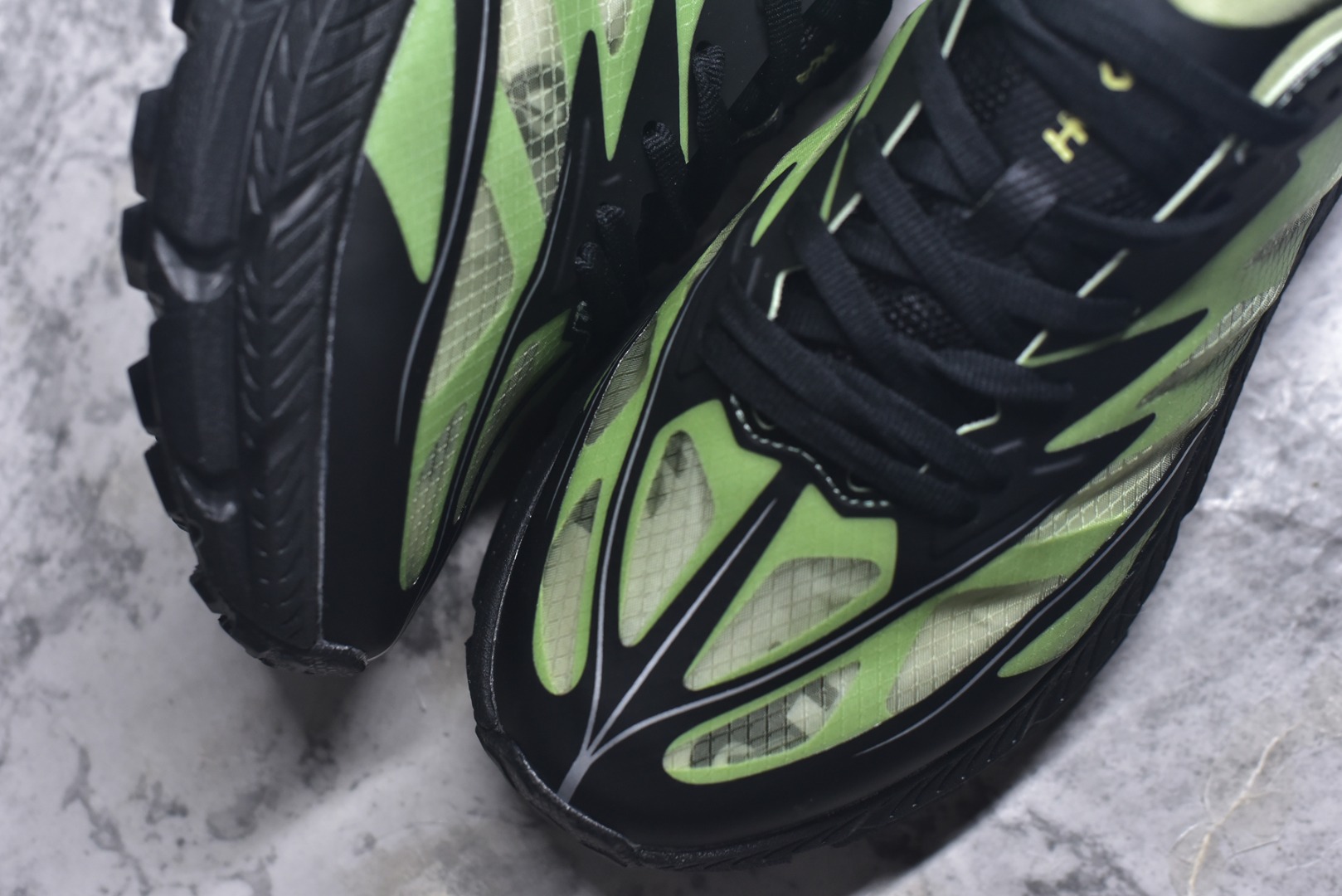 图片[8]-#Satisfy x HOKA ONE ONE 百搭简约防滑耐磨低帮跑步鞋 联名配色 球鞋继承了HOKA的经典越野鞋型MAFATE SPEED 4的设计，更在此基础上进行了创新和提升，使得它既适合户外越野跑，又充满了时尚潮流的元素。它的半透明鞋面设计，不仅让鞋身看起来更加轻便，而且提供了良好的透气性。而保护性的防撕裂尼龙面料，则确保了在复杂地形中的耐用性。这样的设计，让人在享受奔跑的同时，也能感受到鞋底带来的舒适。双层ProFly™中底的使用，是这款鞋的另一个亮点。这种中底材质，提供了卓越的缓震性能，无论是在崎岖的山路上，还是在平坦的道路上，都能给跑者带来稳定的支撑。而VIBRAM MEGAGRIP®及LITEBASE®大底的搭载，更是让这款鞋在保持高抓地力的同时，减轻了鞋底的重量，使得每一步跑动都轻盈如飞。尺码：36 36.5 37.5 38 38.5 39 40 40.5 41 42 42.5 43 44 45-选品中心