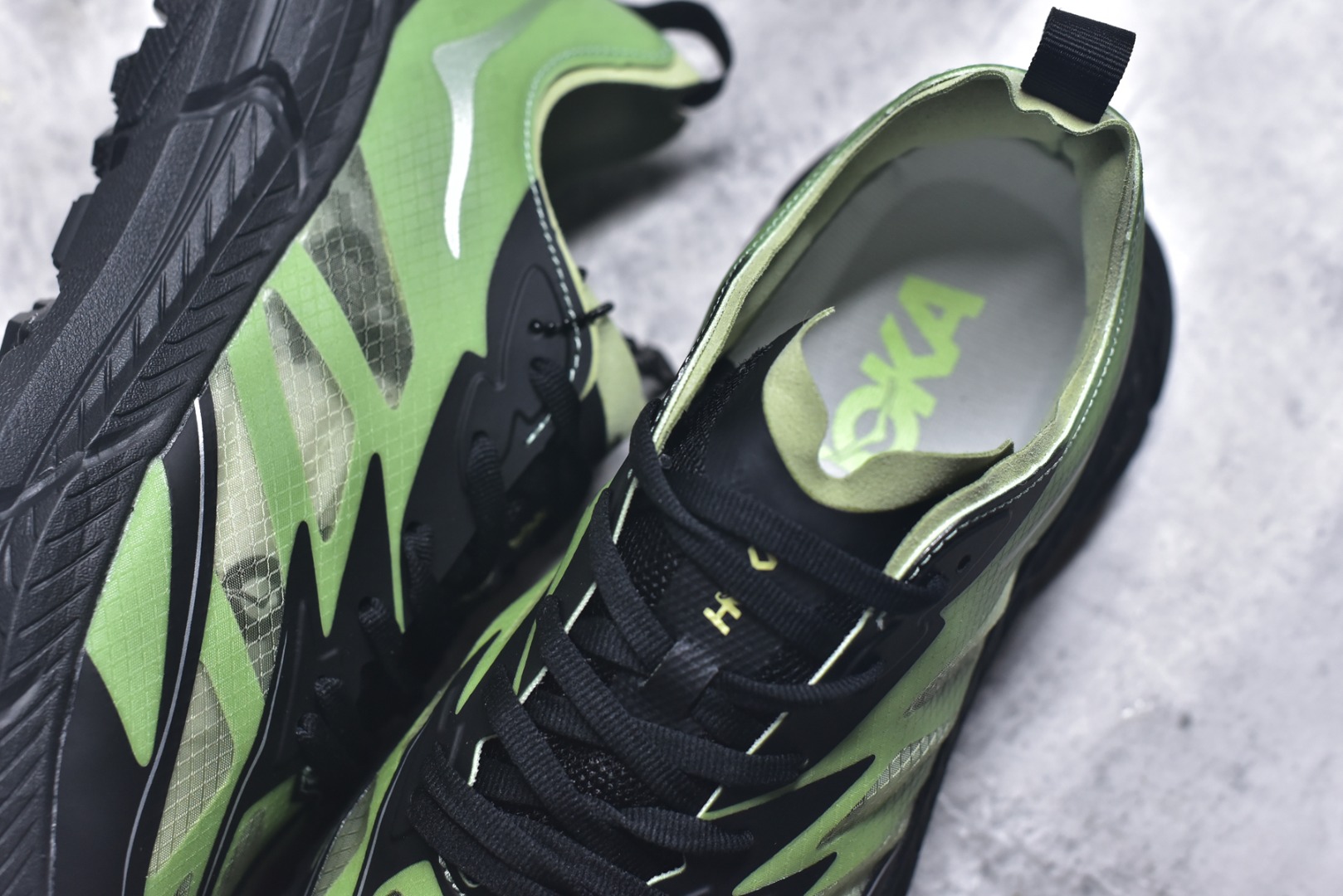 图片[9]-#Satisfy x HOKA ONE ONE 百搭简约防滑耐磨低帮跑步鞋 联名配色 球鞋继承了HOKA的经典越野鞋型MAFATE SPEED 4的设计，更在此基础上进行了创新和提升，使得它既适合户外越野跑，又充满了时尚潮流的元素。它的半透明鞋面设计，不仅让鞋身看起来更加轻便，而且提供了良好的透气性。而保护性的防撕裂尼龙面料，则确保了在复杂地形中的耐用性。这样的设计，让人在享受奔跑的同时，也能感受到鞋底带来的舒适。双层ProFly™中底的使用，是这款鞋的另一个亮点。这种中底材质，提供了卓越的缓震性能，无论是在崎岖的山路上，还是在平坦的道路上，都能给跑者带来稳定的支撑。而VIBRAM MEGAGRIP®及LITEBASE®大底的搭载，更是让这款鞋在保持高抓地力的同时，减轻了鞋底的重量，使得每一步跑动都轻盈如飞。尺码：36 36.5 37.5 38 38.5 39 40 40.5 41 42 42.5 43 44 45-选品中心