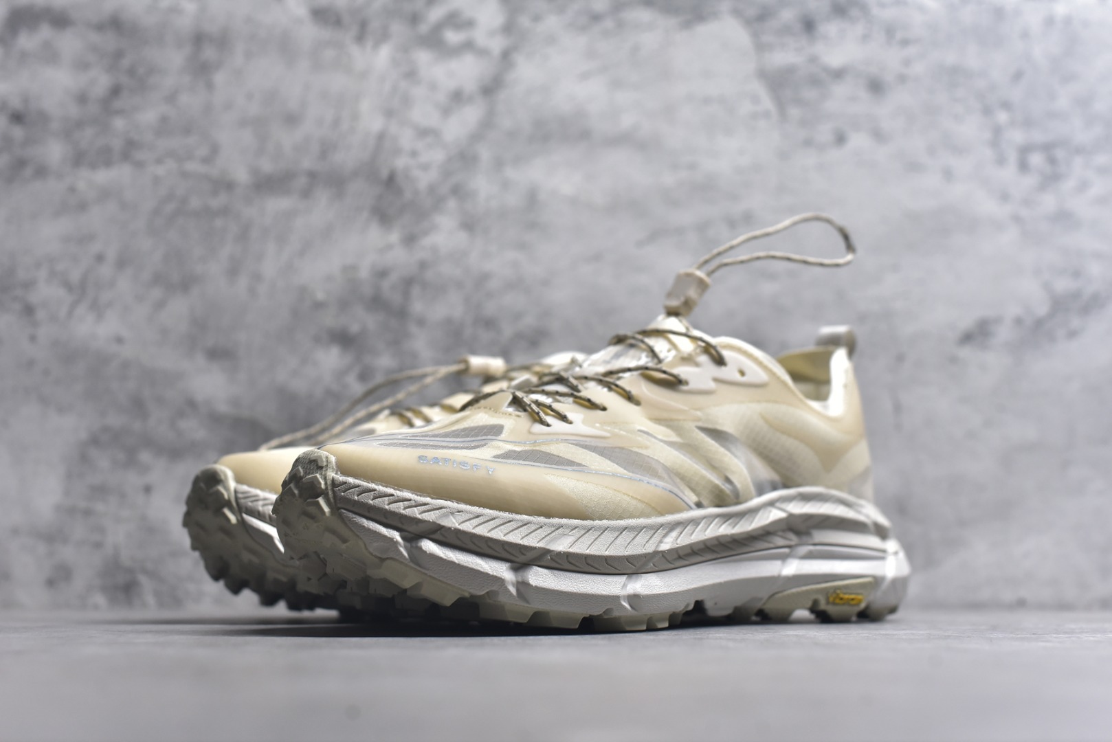 图片[2]-#Satisfy x HOKA ONE ONE 百搭简约防滑耐磨低帮跑步鞋 联名配色 球鞋继承了HOKA的经典越野鞋型MAFATE SPEED 4的设计，更在此基础上进行了创新和提升，使得它既适合户外越野跑，又充满了时尚潮流的元素。它的半透明鞋面设计，不仅让鞋身看起来更加轻便，而且提供了良好的透气性。而保护性的防撕裂尼龙面料，则确保了在复杂地形中的耐用性。这样的设计，让人在享受奔跑的同时，也能感受到鞋底带来的舒适。双层ProFly™中底的使用，是这款鞋的另一个亮点。这种中底材质，提供了卓越的缓震性能，无论是在崎岖的山路上，还是在平坦的道路上，都能给跑者带来稳定的支撑。而VIBRAM MEGAGRIP®及LITEBASE®大底的搭载，更是让这款鞋在保持高抓地力的同时，减轻了鞋底的重量，使得每一步跑动都轻盈如飞。尺码：36 36.5 37.5 38 38.5 39 40 40.5 41 42 42.5 43 44 45-选品中心