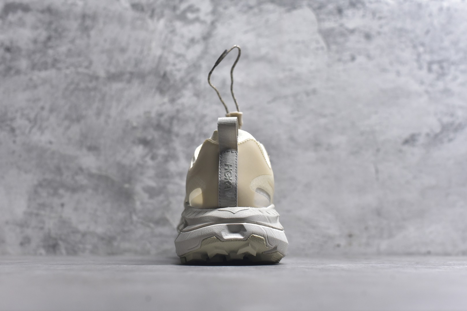 图片[5]-#Satisfy x HOKA ONE ONE 百搭简约防滑耐磨低帮跑步鞋 联名配色 球鞋继承了HOKA的经典越野鞋型MAFATE SPEED 4的设计，更在此基础上进行了创新和提升，使得它既适合户外越野跑，又充满了时尚潮流的元素。它的半透明鞋面设计，不仅让鞋身看起来更加轻便，而且提供了良好的透气性。而保护性的防撕裂尼龙面料，则确保了在复杂地形中的耐用性。这样的设计，让人在享受奔跑的同时，也能感受到鞋底带来的舒适。双层ProFly™中底的使用，是这款鞋的另一个亮点。这种中底材质，提供了卓越的缓震性能，无论是在崎岖的山路上，还是在平坦的道路上，都能给跑者带来稳定的支撑。而VIBRAM MEGAGRIP®及LITEBASE®大底的搭载，更是让这款鞋在保持高抓地力的同时，减轻了鞋底的重量，使得每一步跑动都轻盈如飞。尺码：36 36.5 37.5 38 38.5 39 40 40.5 41 42 42.5 43 44 45-选品中心