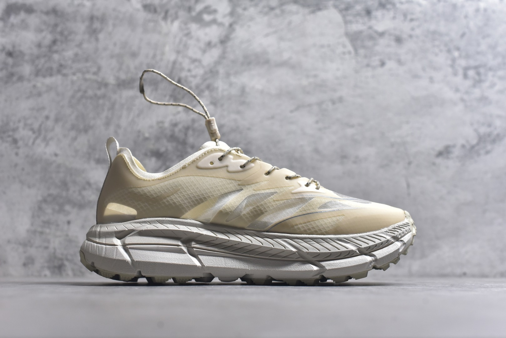 图片[3]-#Satisfy x HOKA ONE ONE 百搭简约防滑耐磨低帮跑步鞋 联名配色 球鞋继承了HOKA的经典越野鞋型MAFATE SPEED 4的设计，更在此基础上进行了创新和提升，使得它既适合户外越野跑，又充满了时尚潮流的元素。它的半透明鞋面设计，不仅让鞋身看起来更加轻便，而且提供了良好的透气性。而保护性的防撕裂尼龙面料，则确保了在复杂地形中的耐用性。这样的设计，让人在享受奔跑的同时，也能感受到鞋底带来的舒适。双层ProFly™中底的使用，是这款鞋的另一个亮点。这种中底材质，提供了卓越的缓震性能，无论是在崎岖的山路上，还是在平坦的道路上，都能给跑者带来稳定的支撑。而VIBRAM MEGAGRIP®及LITEBASE®大底的搭载，更是让这款鞋在保持高抓地力的同时，减轻了鞋底的重量，使得每一步跑动都轻盈如飞。尺码：36 36.5 37.5 38 38.5 39 40 40.5 41 42 42.5 43 44 45-选品中心