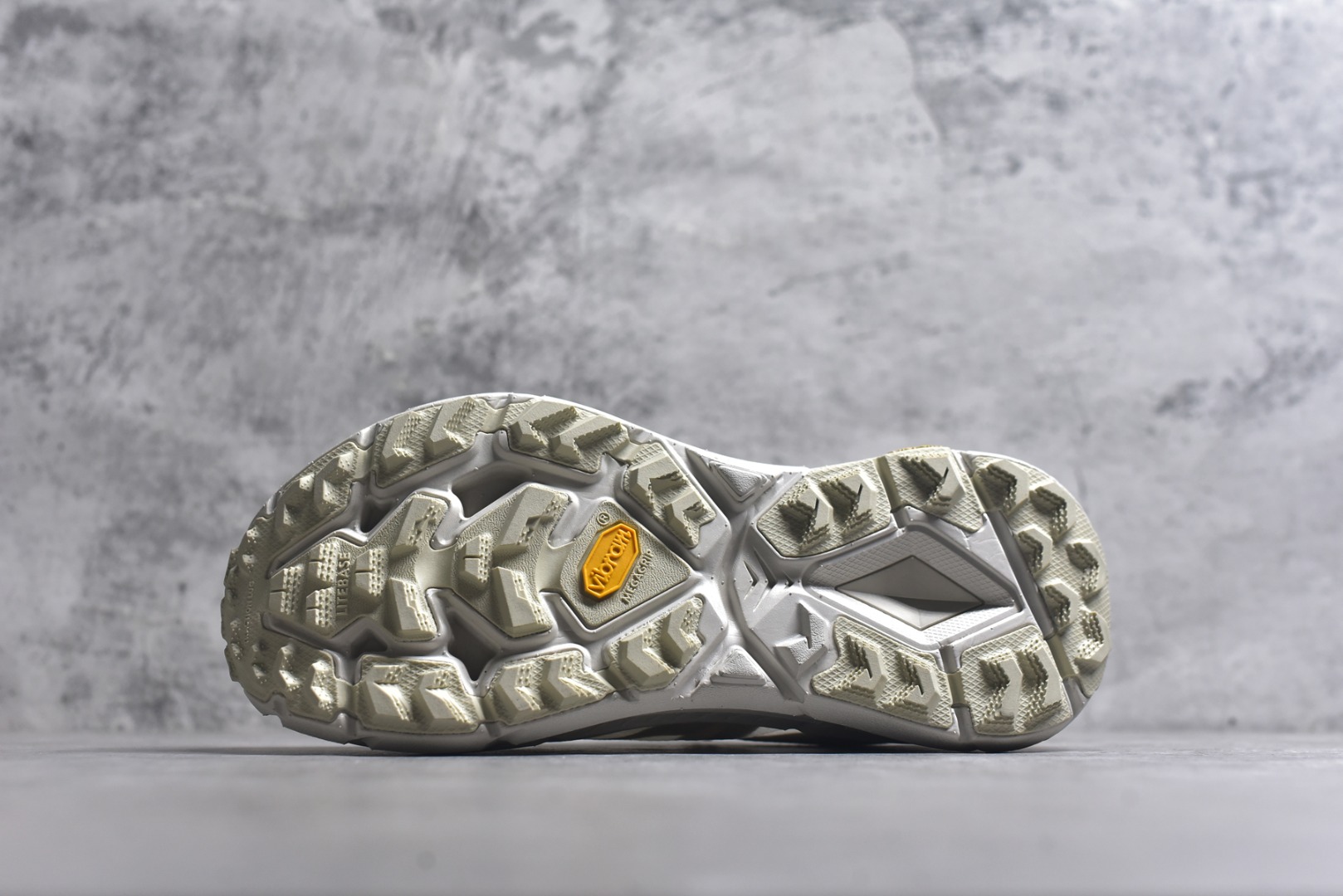 图片[6]-#Satisfy x HOKA ONE ONE 百搭简约防滑耐磨低帮跑步鞋 联名配色 球鞋继承了HOKA的经典越野鞋型MAFATE SPEED 4的设计，更在此基础上进行了创新和提升，使得它既适合户外越野跑，又充满了时尚潮流的元素。它的半透明鞋面设计，不仅让鞋身看起来更加轻便，而且提供了良好的透气性。而保护性的防撕裂尼龙面料，则确保了在复杂地形中的耐用性。这样的设计，让人在享受奔跑的同时，也能感受到鞋底带来的舒适。双层ProFly™中底的使用，是这款鞋的另一个亮点。这种中底材质，提供了卓越的缓震性能，无论是在崎岖的山路上，还是在平坦的道路上，都能给跑者带来稳定的支撑。而VIBRAM MEGAGRIP®及LITEBASE®大底的搭载，更是让这款鞋在保持高抓地力的同时，减轻了鞋底的重量，使得每一步跑动都轻盈如飞。尺码：36 36.5 37.5 38 38.5 39 40 40.5 41 42 42.5 43 44 45-选品中心