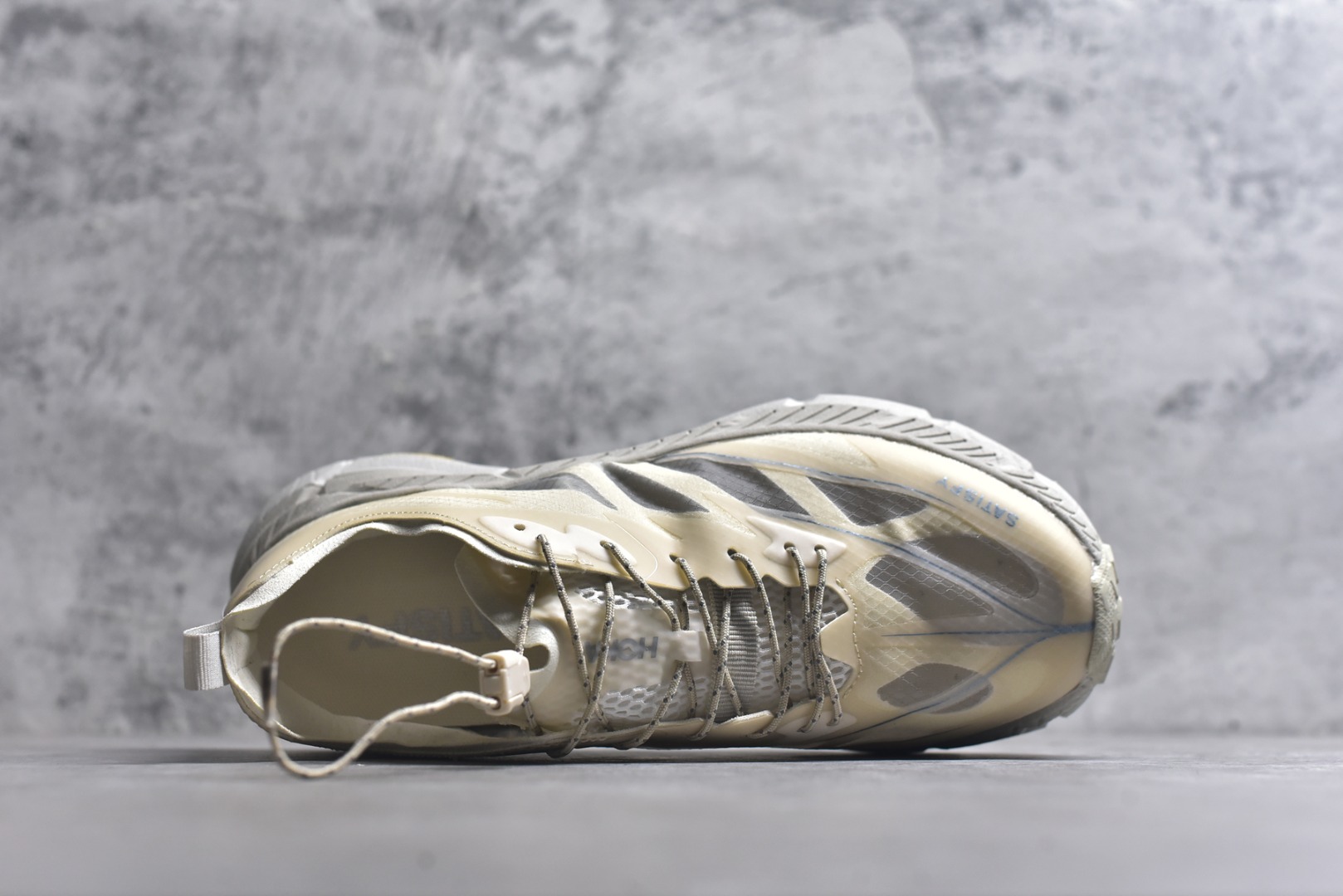 图片[4]-#Satisfy x HOKA ONE ONE 百搭简约防滑耐磨低帮跑步鞋 联名配色 球鞋继承了HOKA的经典越野鞋型MAFATE SPEED 4的设计，更在此基础上进行了创新和提升，使得它既适合户外越野跑，又充满了时尚潮流的元素。它的半透明鞋面设计，不仅让鞋身看起来更加轻便，而且提供了良好的透气性。而保护性的防撕裂尼龙面料，则确保了在复杂地形中的耐用性。这样的设计，让人在享受奔跑的同时，也能感受到鞋底带来的舒适。双层ProFly™中底的使用，是这款鞋的另一个亮点。这种中底材质，提供了卓越的缓震性能，无论是在崎岖的山路上，还是在平坦的道路上，都能给跑者带来稳定的支撑。而VIBRAM MEGAGRIP®及LITEBASE®大底的搭载，更是让这款鞋在保持高抓地力的同时，减轻了鞋底的重量，使得每一步跑动都轻盈如飞。尺码：36 36.5 37.5 38 38.5 39 40 40.5 41 42 42.5 43 44 45-选品中心