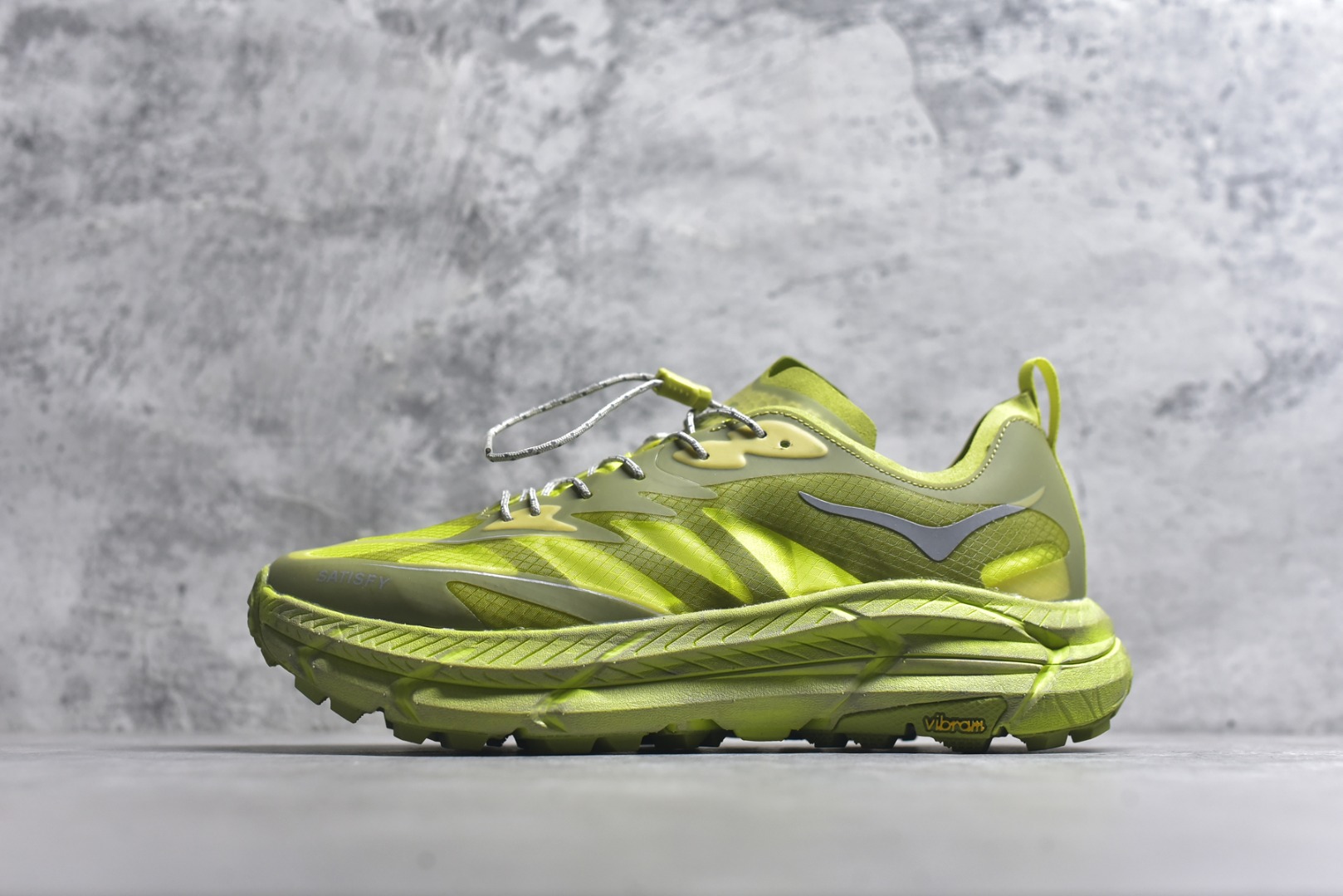 #Satisfy x HOKA ONE ONE 百搭简约防滑耐磨低帮跑步鞋 联名配色 球鞋继承了HOKA的经典越野鞋型MAFATE SPEED 4的设计，更在此基础上进行了创新和提升，使得它既适合户外越野跑，又充满了时尚潮流的元素。它的半透明鞋面设计，不仅让鞋身看起来更加轻便，而且提供了良好的透气性。而保护性的防撕裂尼龙面料，则确保了在复杂地形中的耐用性。这样的设计，让人在享受奔跑的同时，也能感受到鞋底带来的舒适。双层ProFly™中底的使用，是这款鞋的另一个亮点。这种中底材质，提供了卓越的缓震性能，无论是在崎岖的山路上，还是在平坦的道路上，都能给跑者带来稳定的支撑。而VIBRAM MEGAGRIP®及LITEBASE®大底的搭载，更是让这款鞋在保持高抓地力的同时，减轻了鞋底的重量，使得每一步跑动都轻盈如飞。尺码：36 36.5 37.5 38 38.5 39 40 40.5 41 42 42.5 43 44 45-选品中心